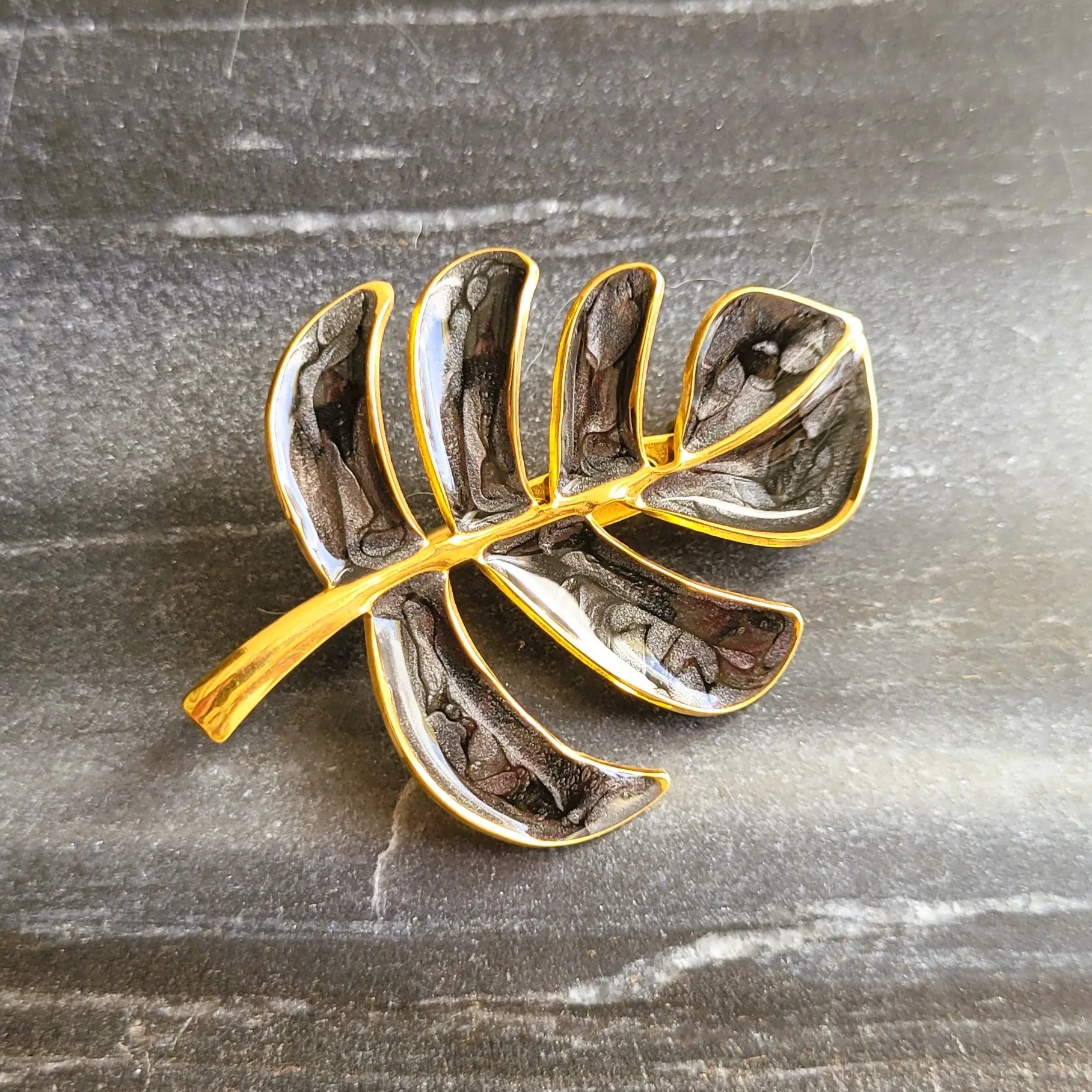 broche dorée Palma, une broche végétale d’une feuille de palme anthracite pour vêtement de femme
