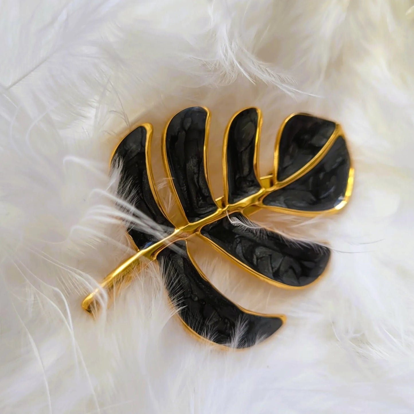 broche dorée Palma, un bijou fantaisie tropical