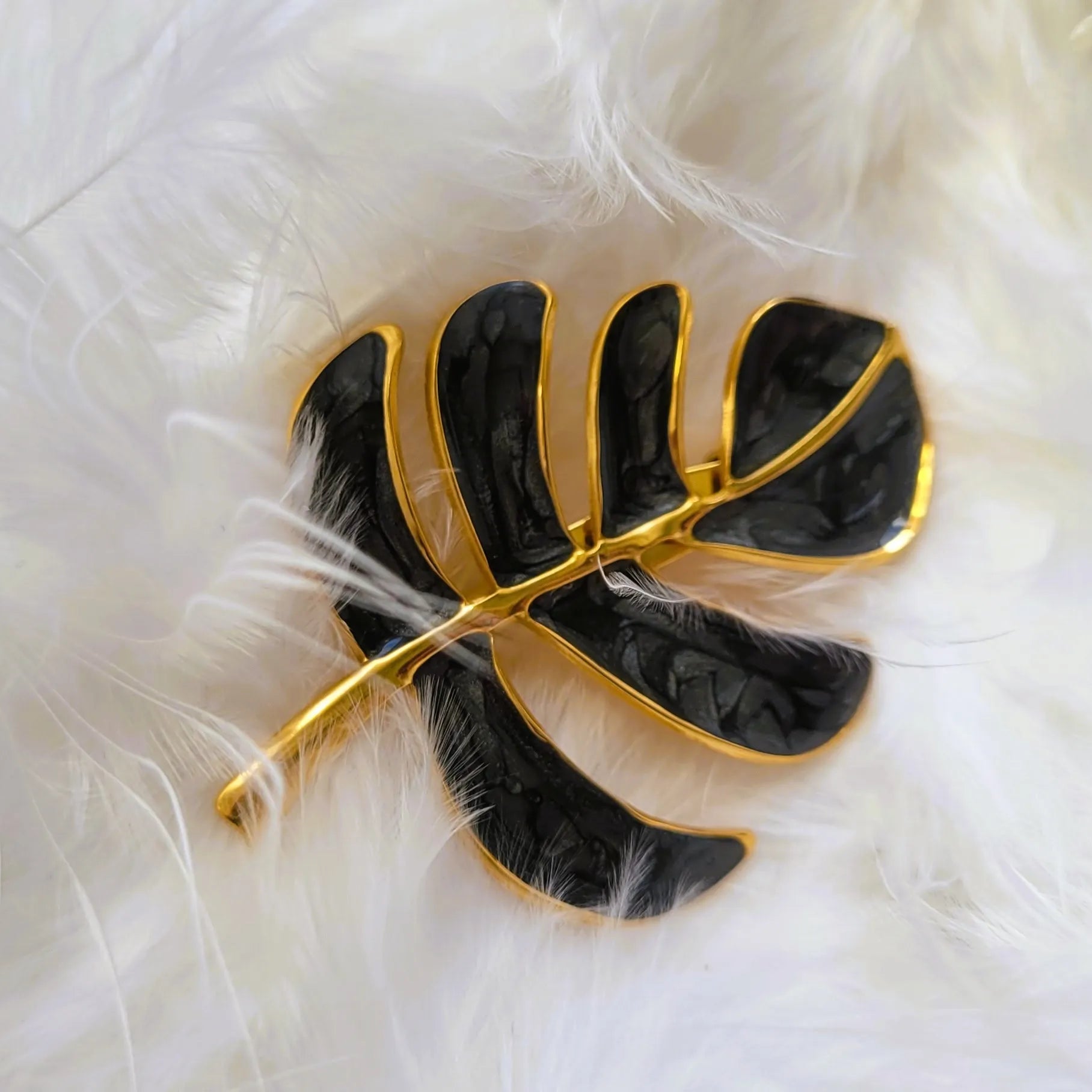 broche dorée Palma, un bijou fantaisie tropical