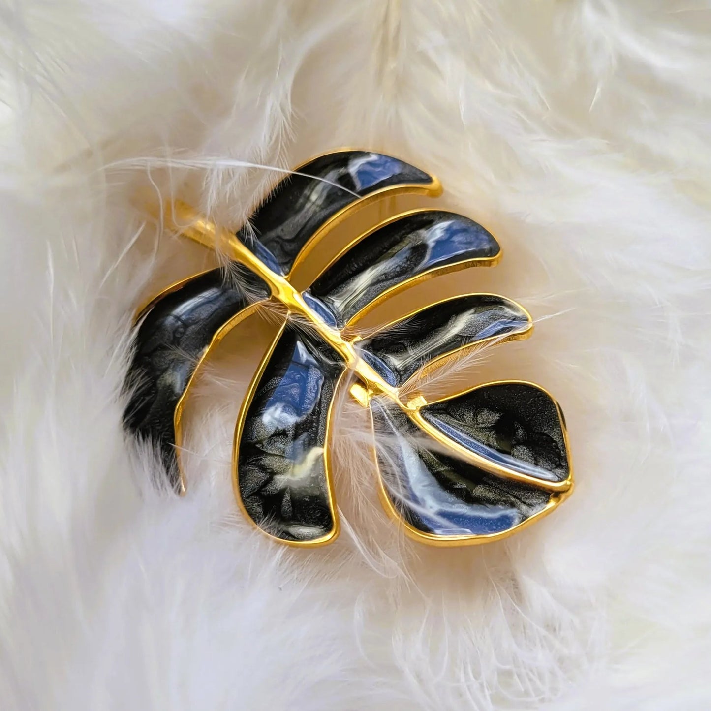 broche dorée Palma, un bijou végétal d’une feuille de palme anthracite