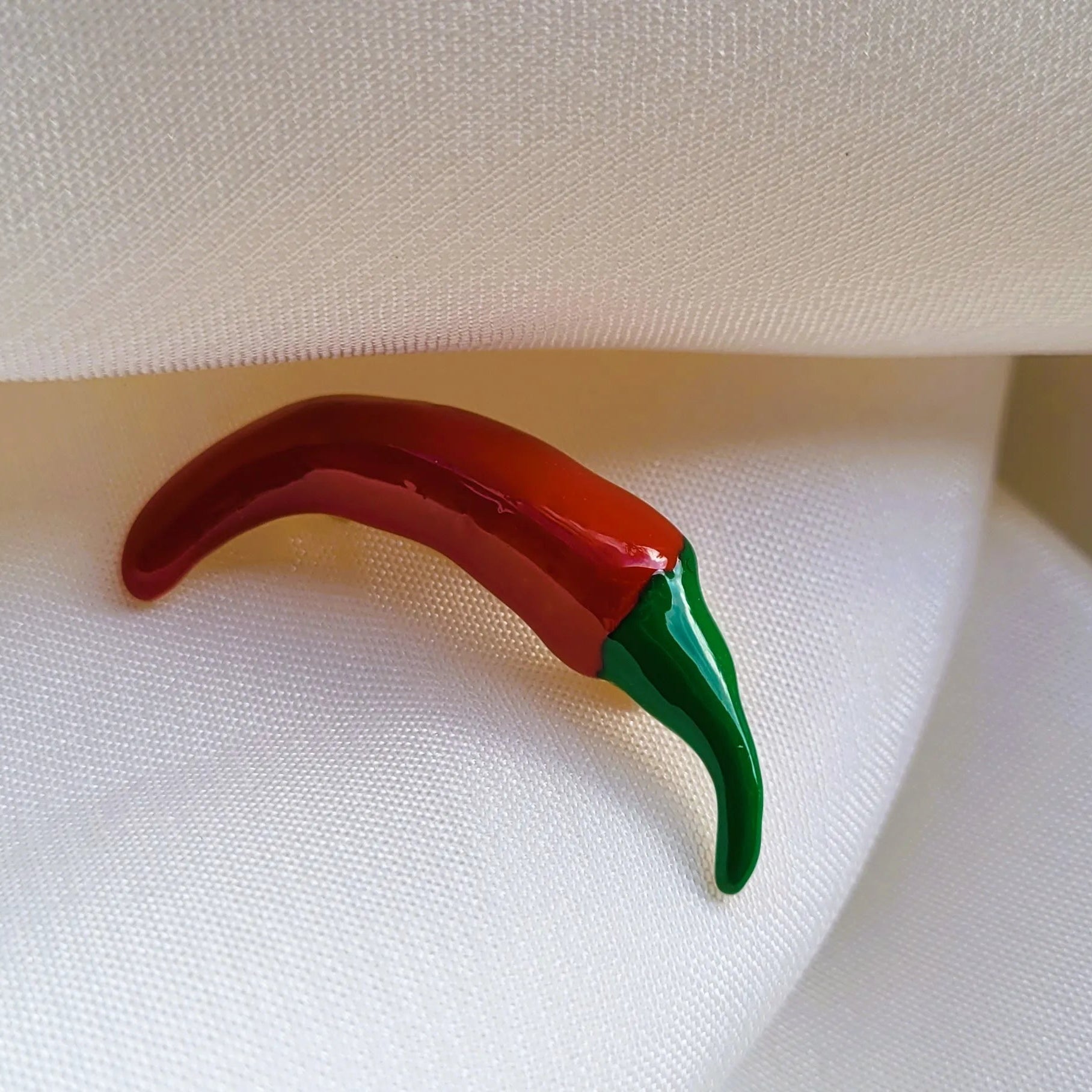broche dorée Paprika, un bijou moderne fantaisie et passionné