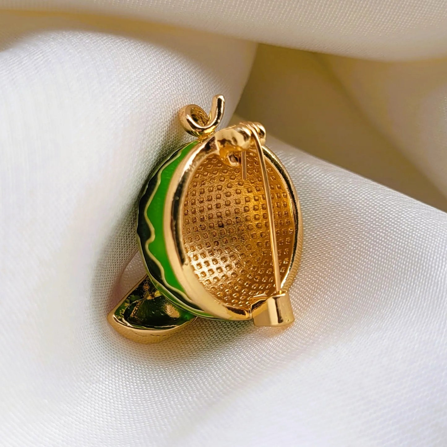 broche dorée Sandia, un bijou moderne fantaisie