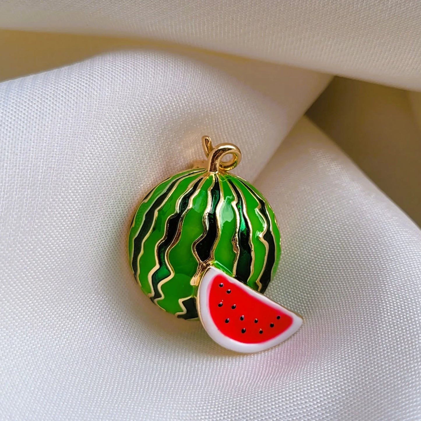 broche dorée Sandia, une broche moderne pastèque fruitée