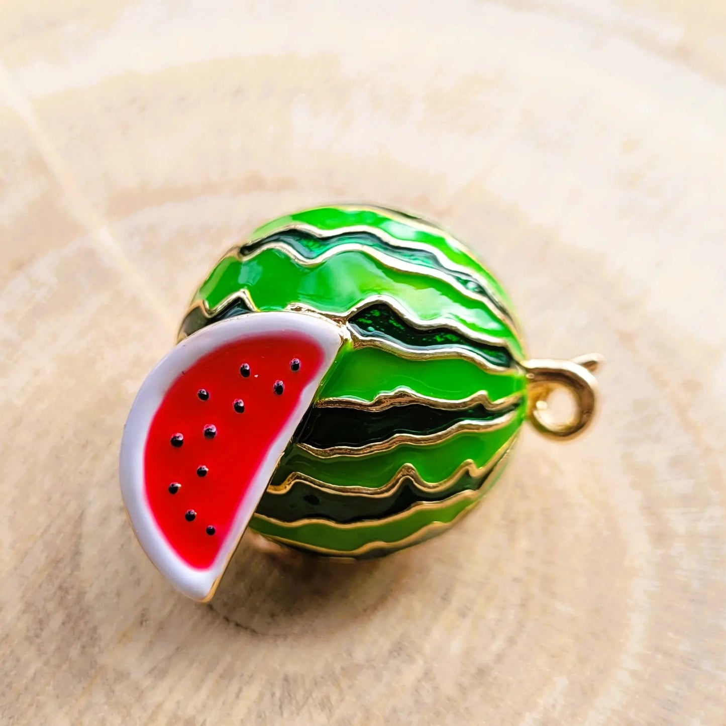 broche dorée Sandia, une broche pastèque fruitée pour vêtement 