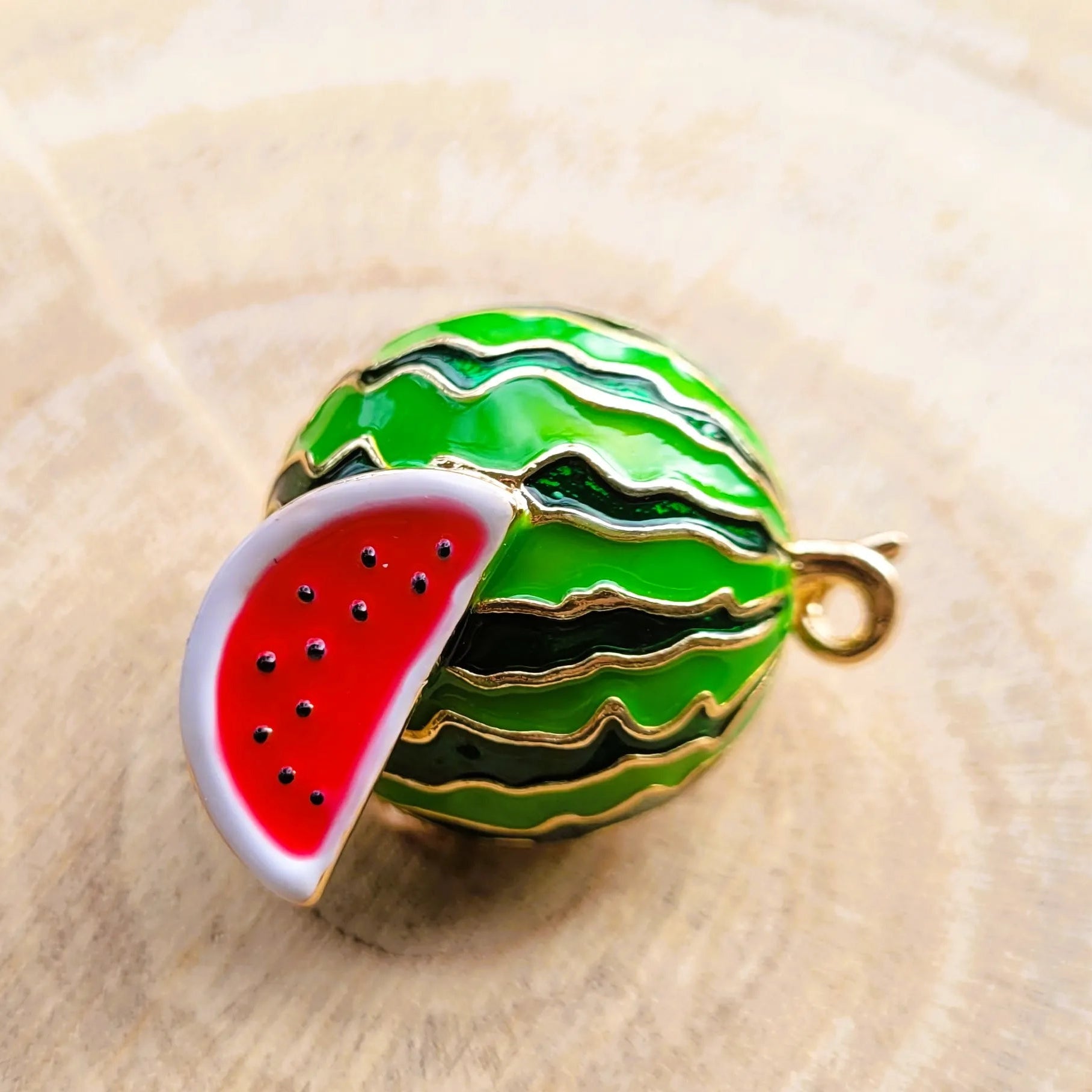 broche dorée Sandia, une broche pastèque fruitée pour vêtement 
