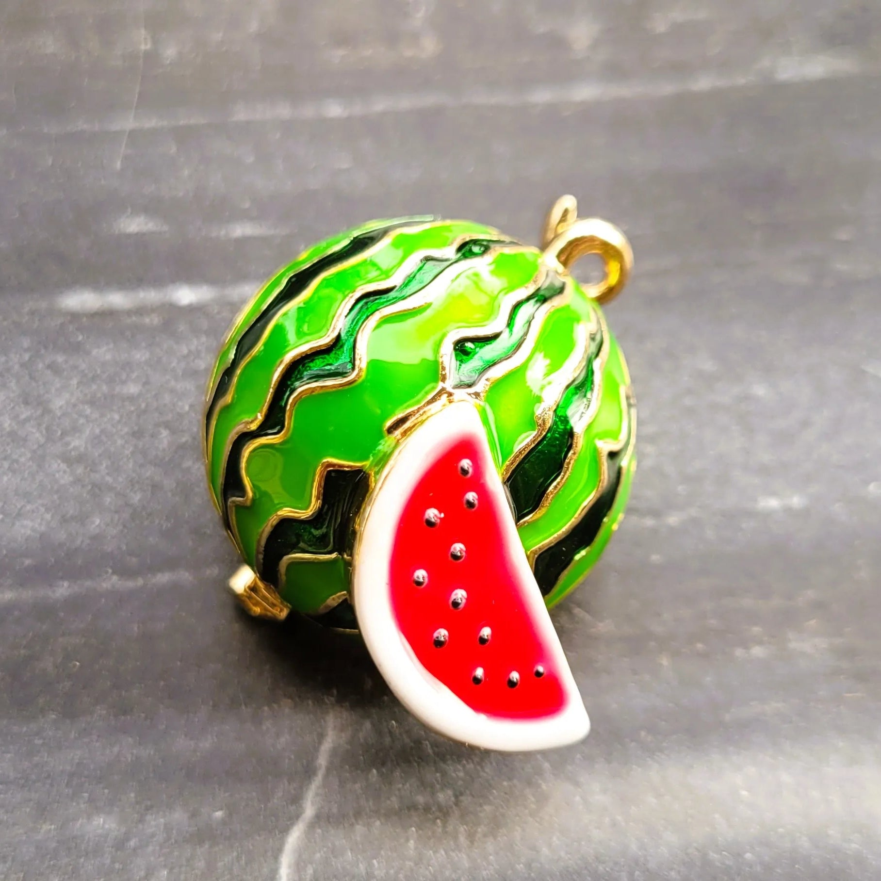 broche dorée Sandia, une broche pastèque fruitée pour vêtement de femme