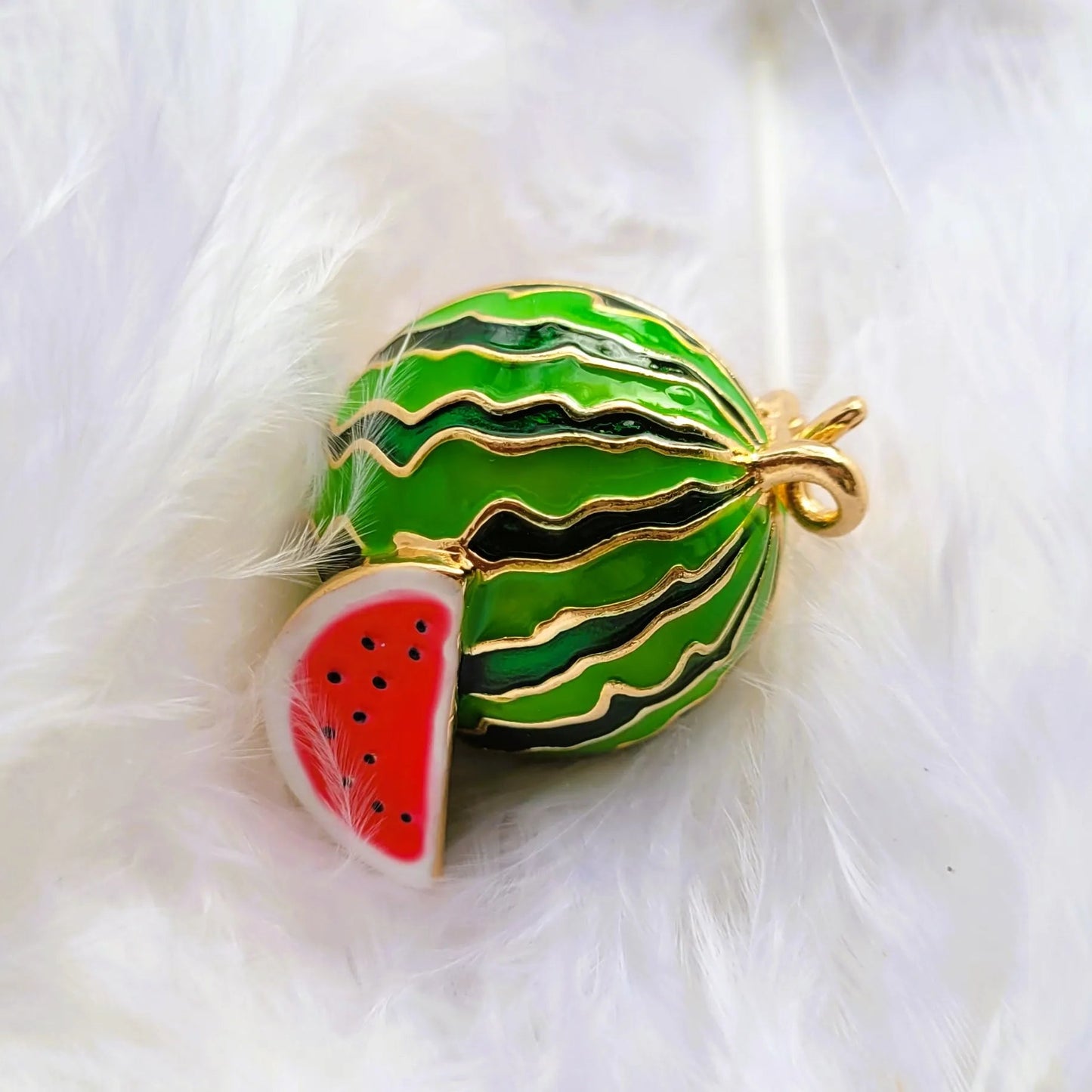 broche dorée Sandia, un bijou pastèque fruitée