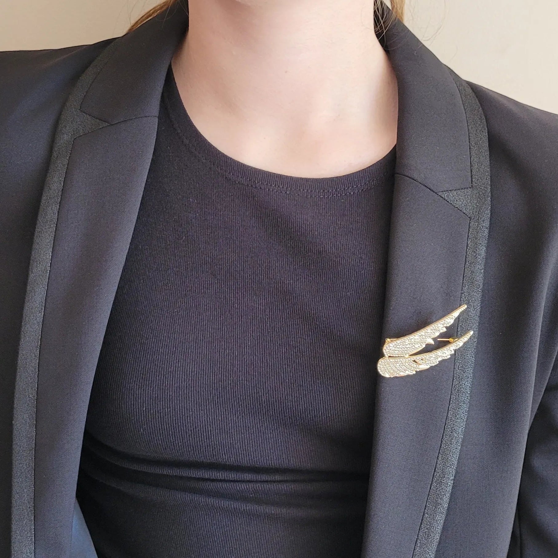 broche dorée Séraphine, une broche d’ailes d’ange lumineuses pour femme chic