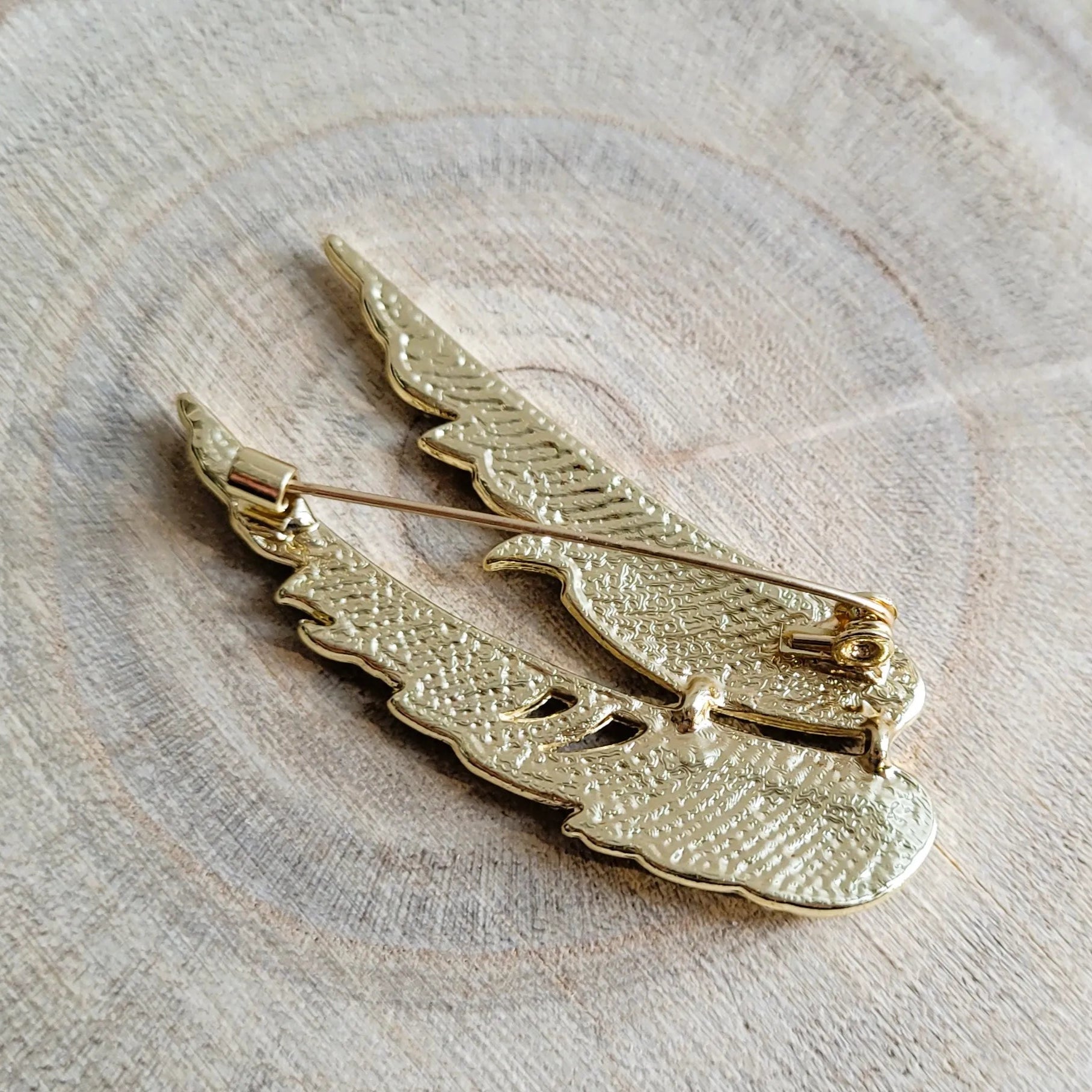 une broche dorée Séraphine de luxe d’ailes d’ange lumineuses