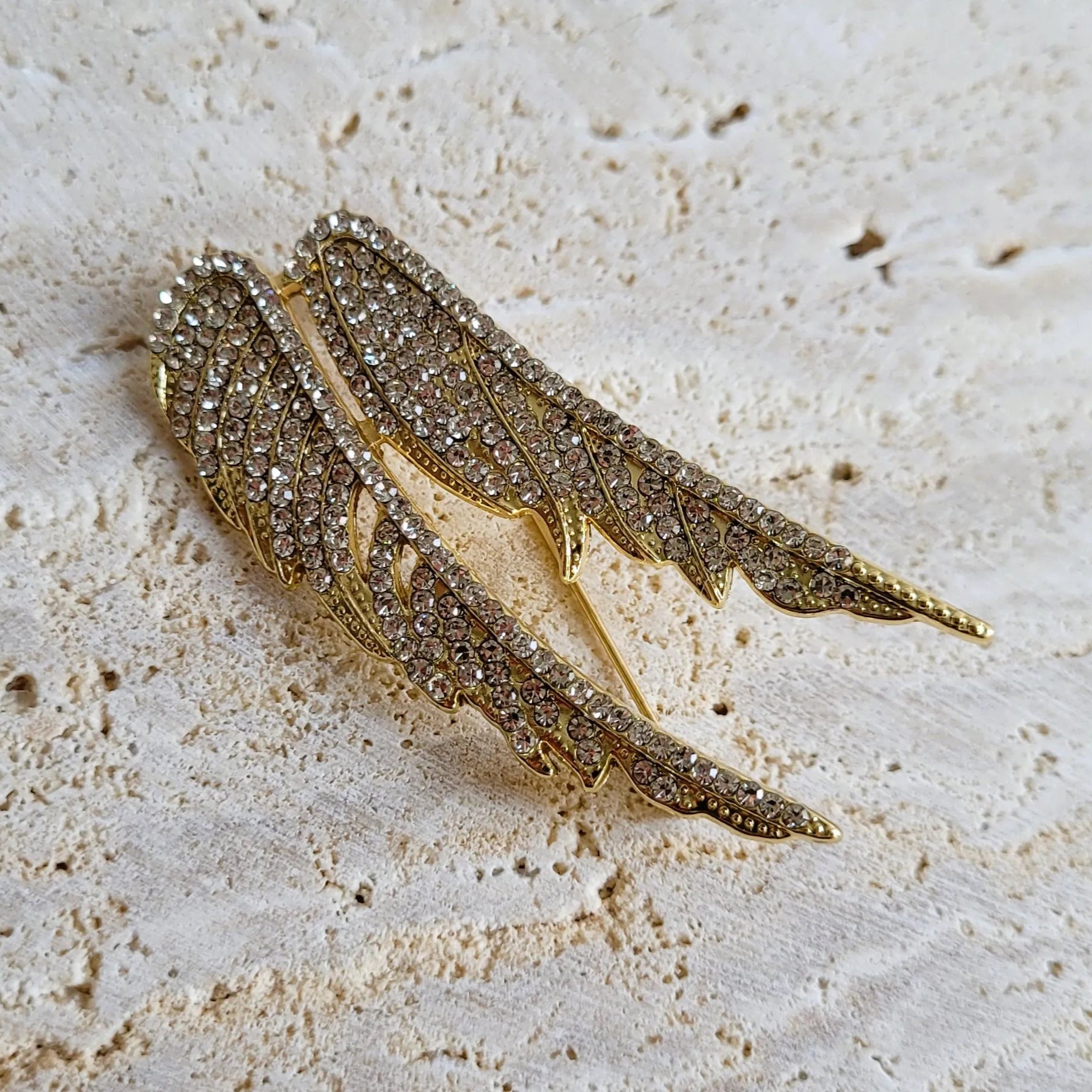 une broche dorée Séraphine d’ailes d’ange lumineuses pour sublimer un petit haut