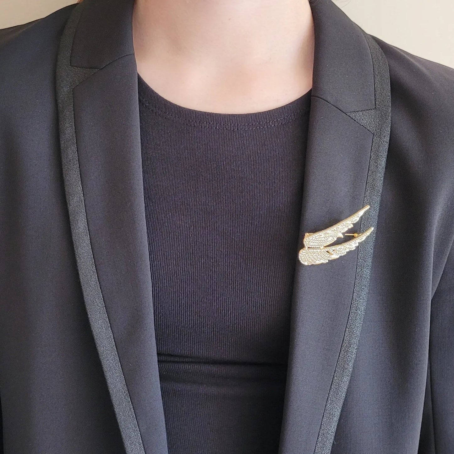 broche dorée Séraphine, une broche d’ailes d’ange lumineuses pour vêtement de femme