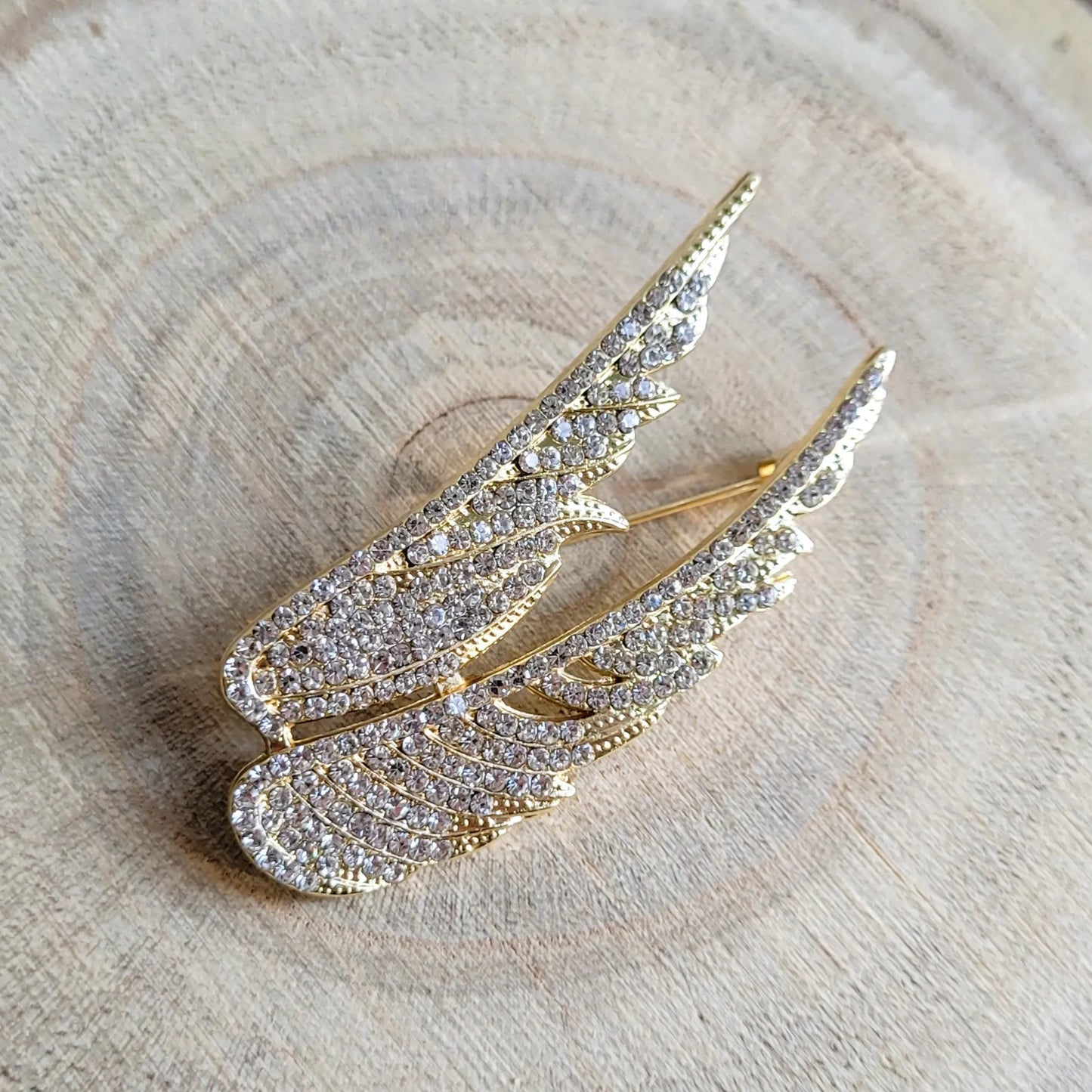 broche dorée Séraphine d’ailes d’ange lumineuses de la collection de broches bijoux