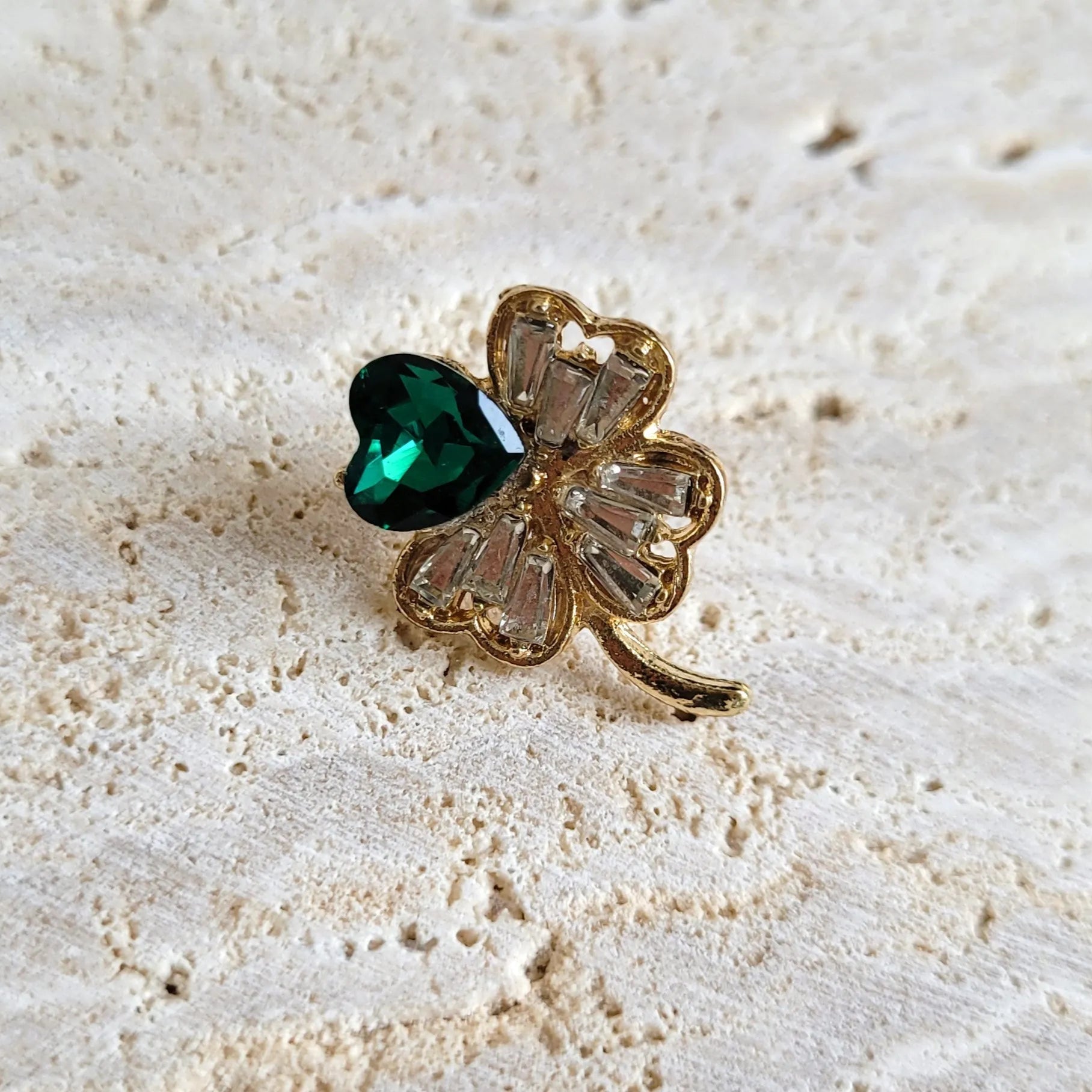 broche dorée Sérélis, un bijou moderne d’un petit trèfle porte-bonheur en strass