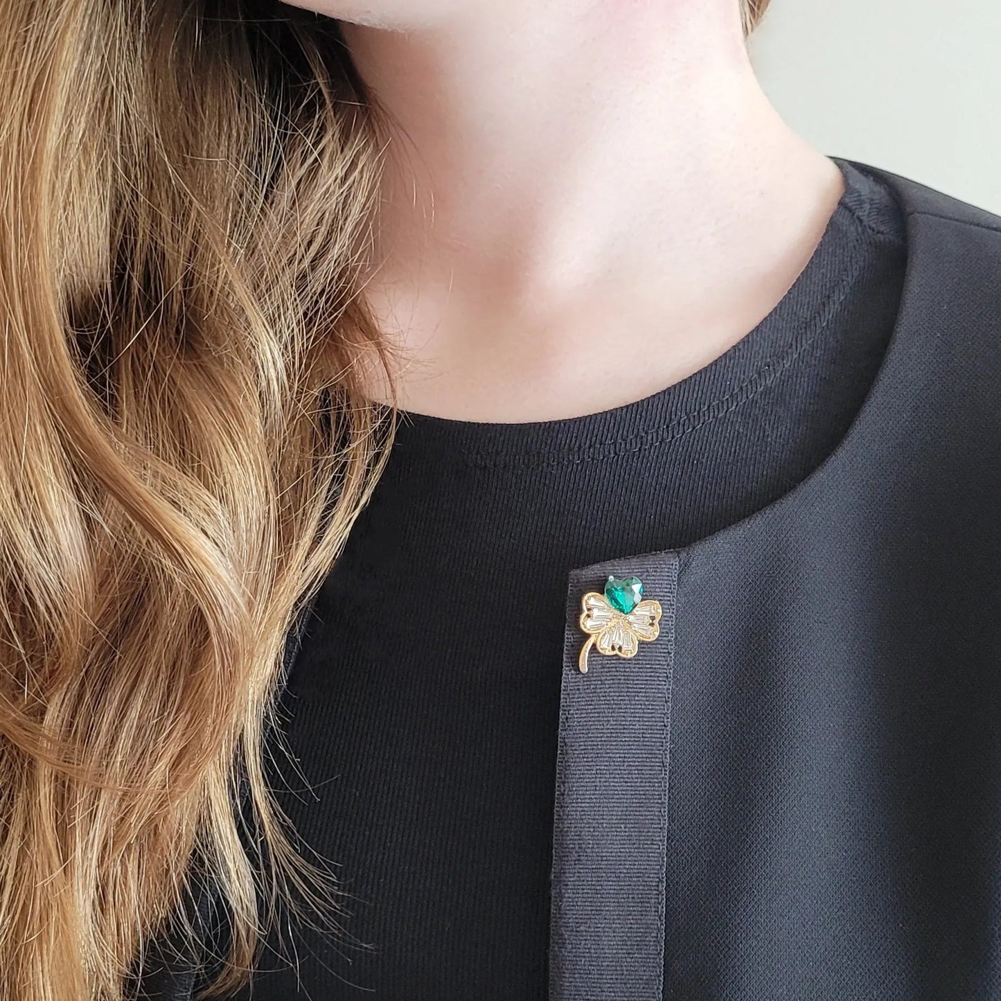 broche dorée Sérélis, une broche bijoux d’un petit trèfle porte-bonheur en strass