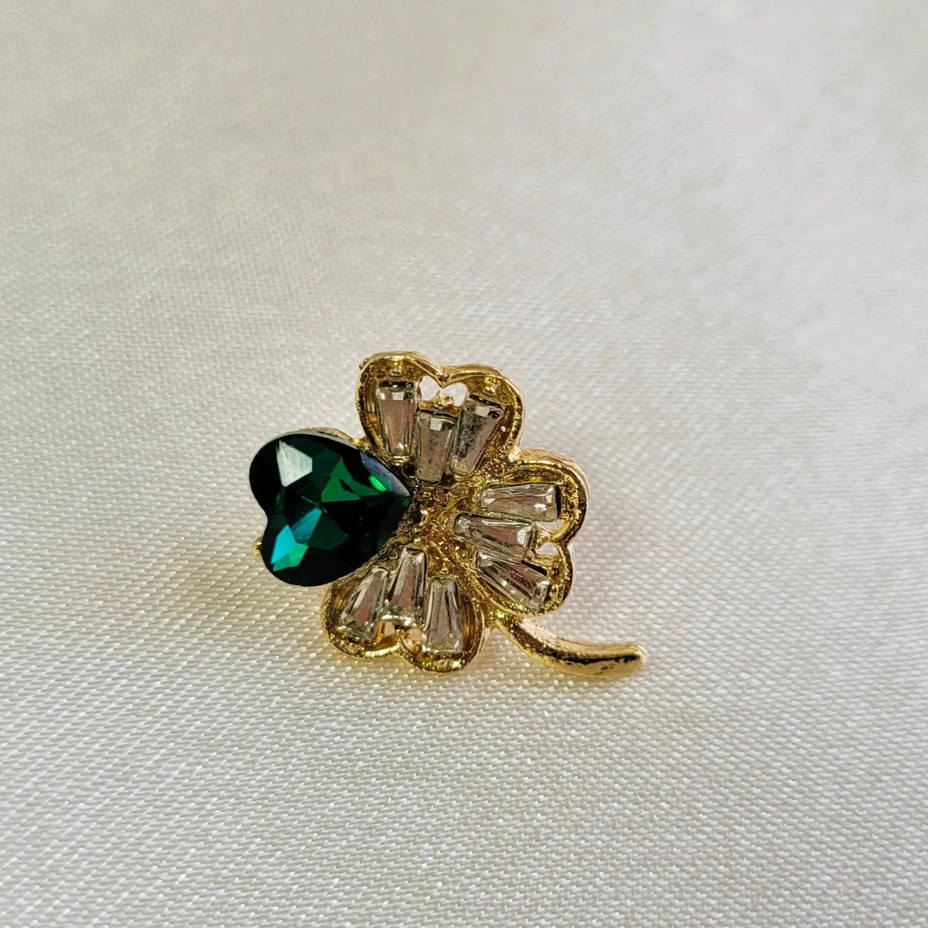 broche dorée Sérélis, une broche fantaisie d’un petit trèfle porte-bonheur en strass