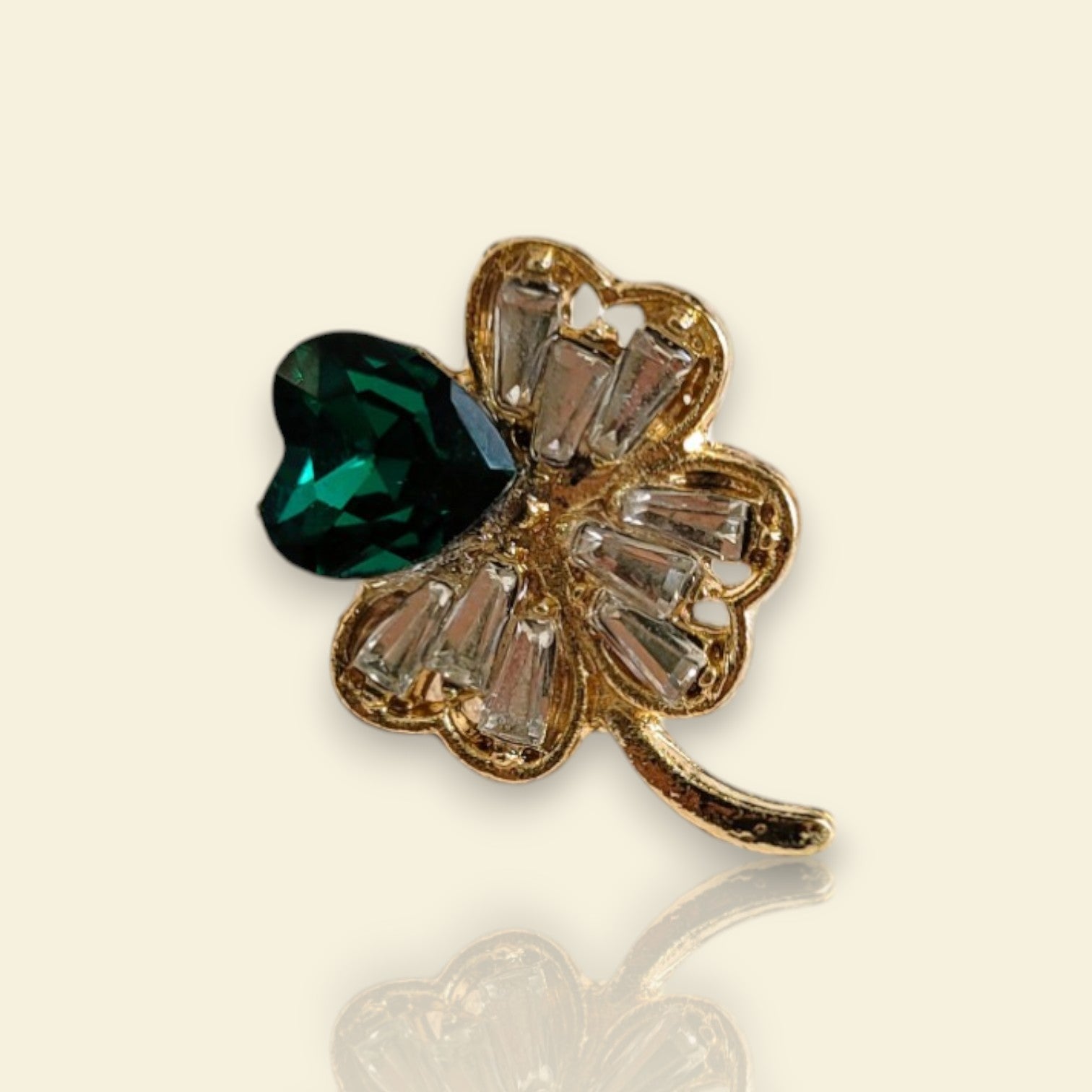 broche dorée Sérélis, une broche d’un petit trèfle porte-bonheur en strass pour femme chic