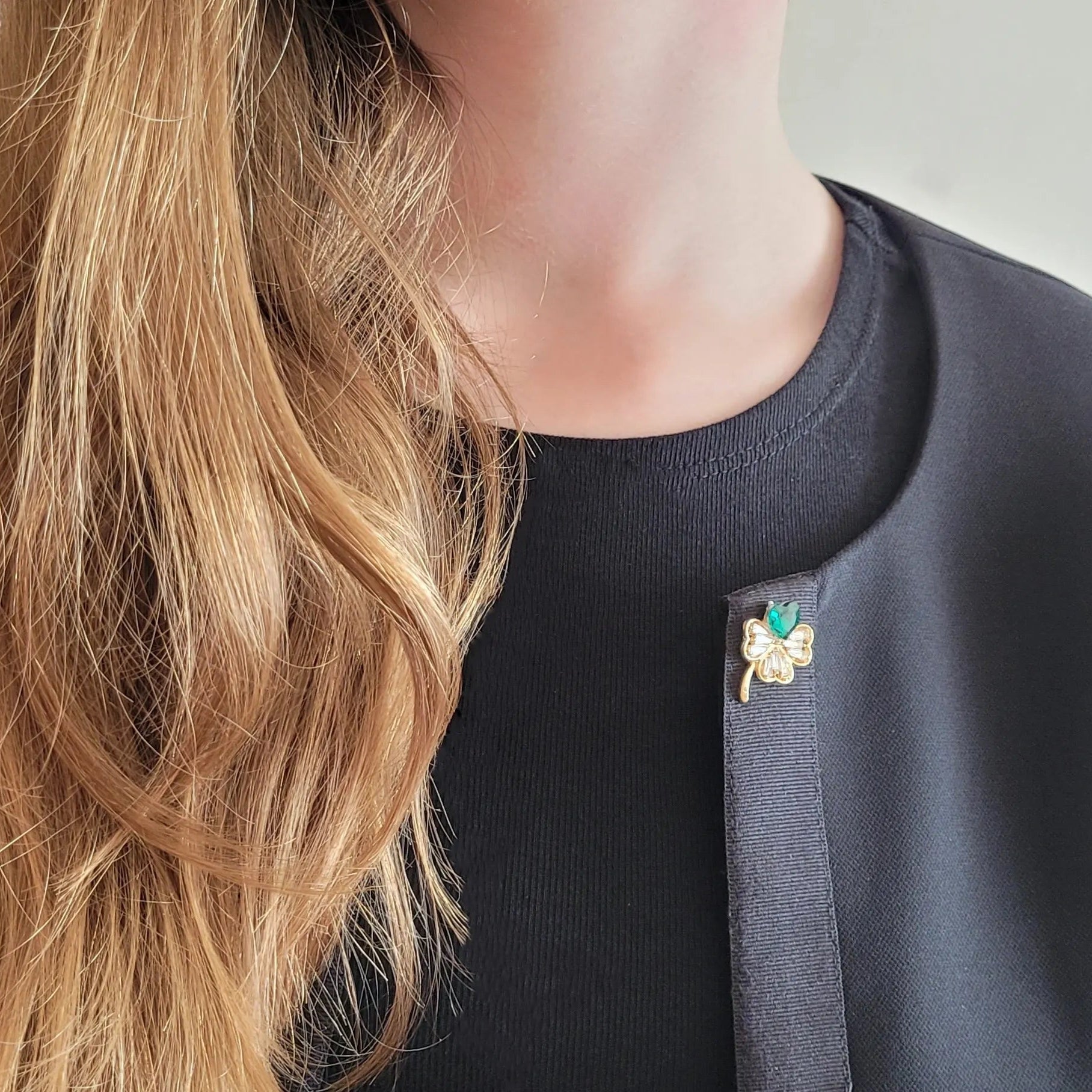 broche dorée Sérélis, une broche d’un petit trèfle porte-bonheur en strass pour femme