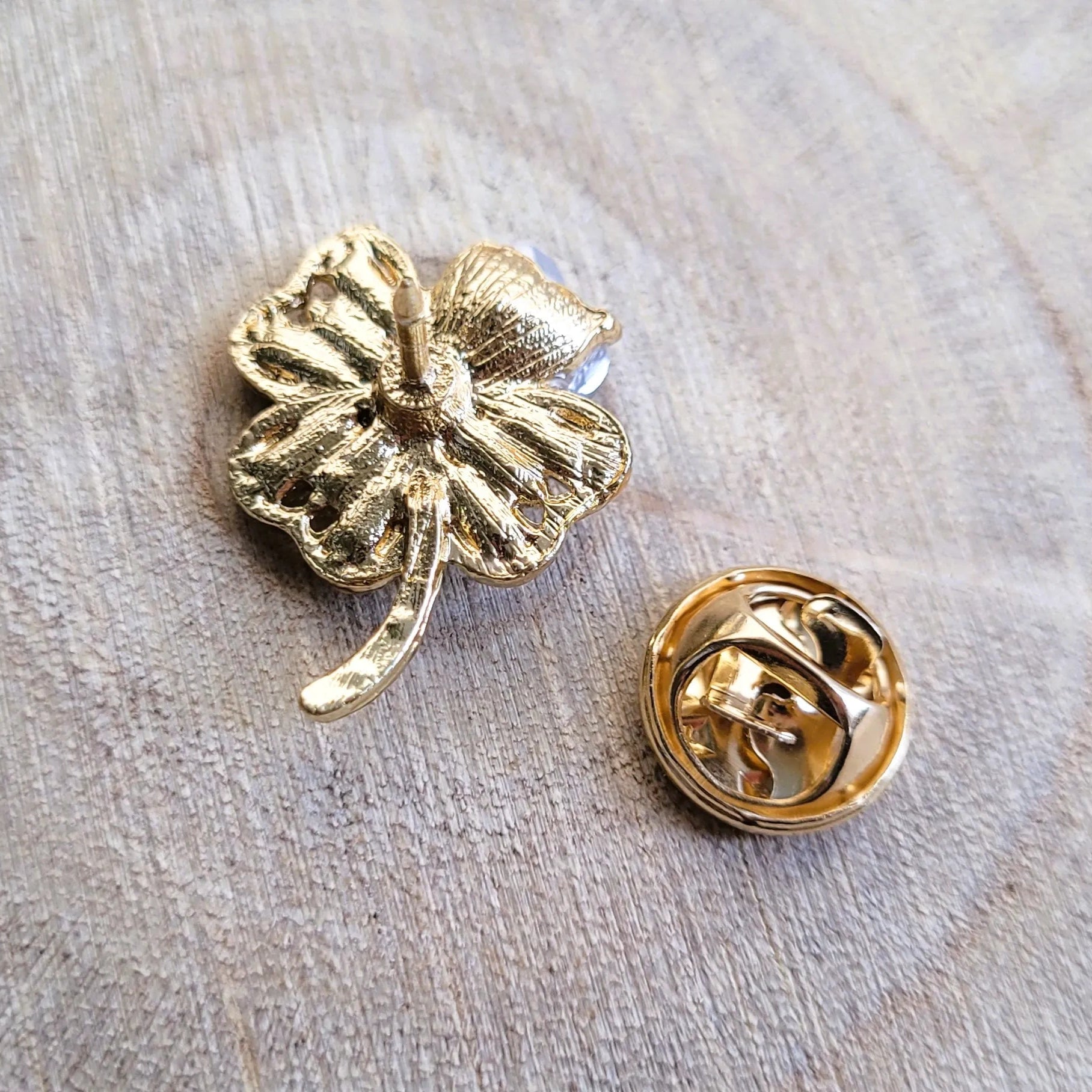 une broche dorée Sérélis de luxe d’un petit trèfle porte-bonheur en strass