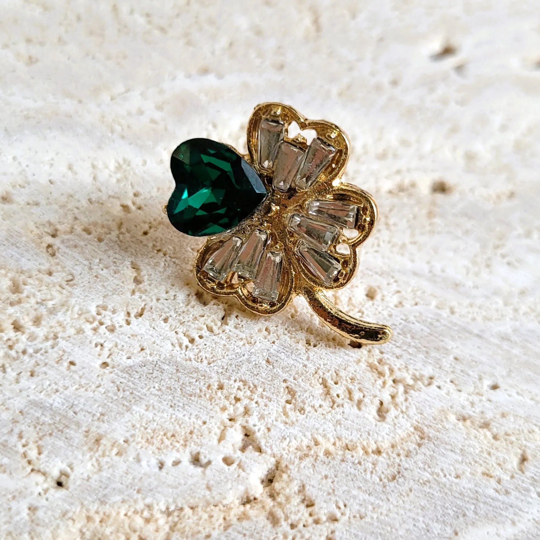 une broche dorée Sérélis d’un petit trèfle porte-bonheur en strass pour sublimer un petit haut