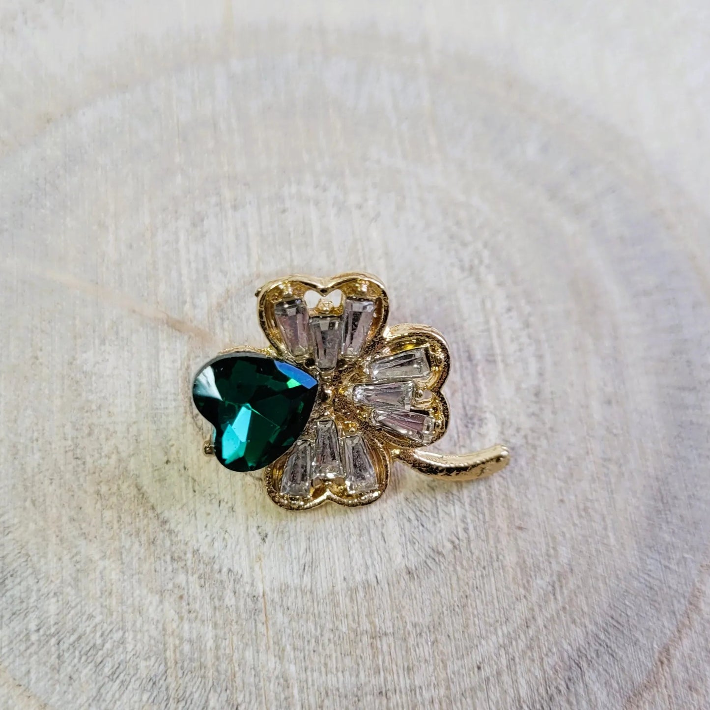 broche dorée Sérélis, une broche d’un petit trèfle porte-bonheur en strass pour vêtement de femme