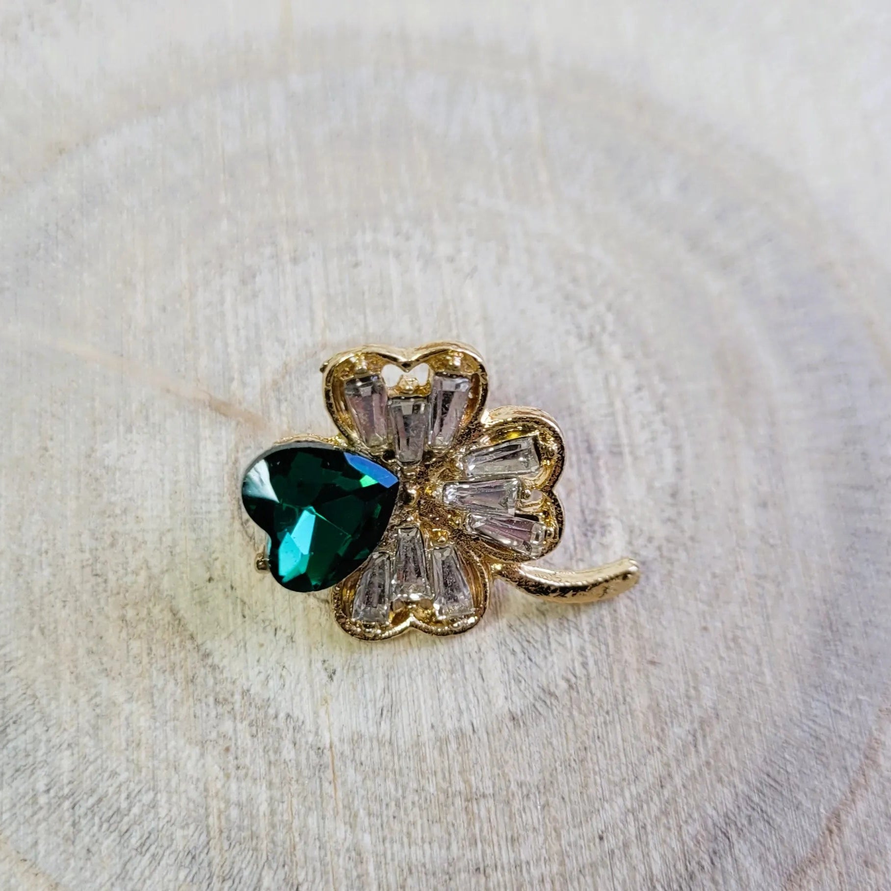 broche dorée Sérélis, une broche d’un petit trèfle porte-bonheur en strass pour vêtement de femme