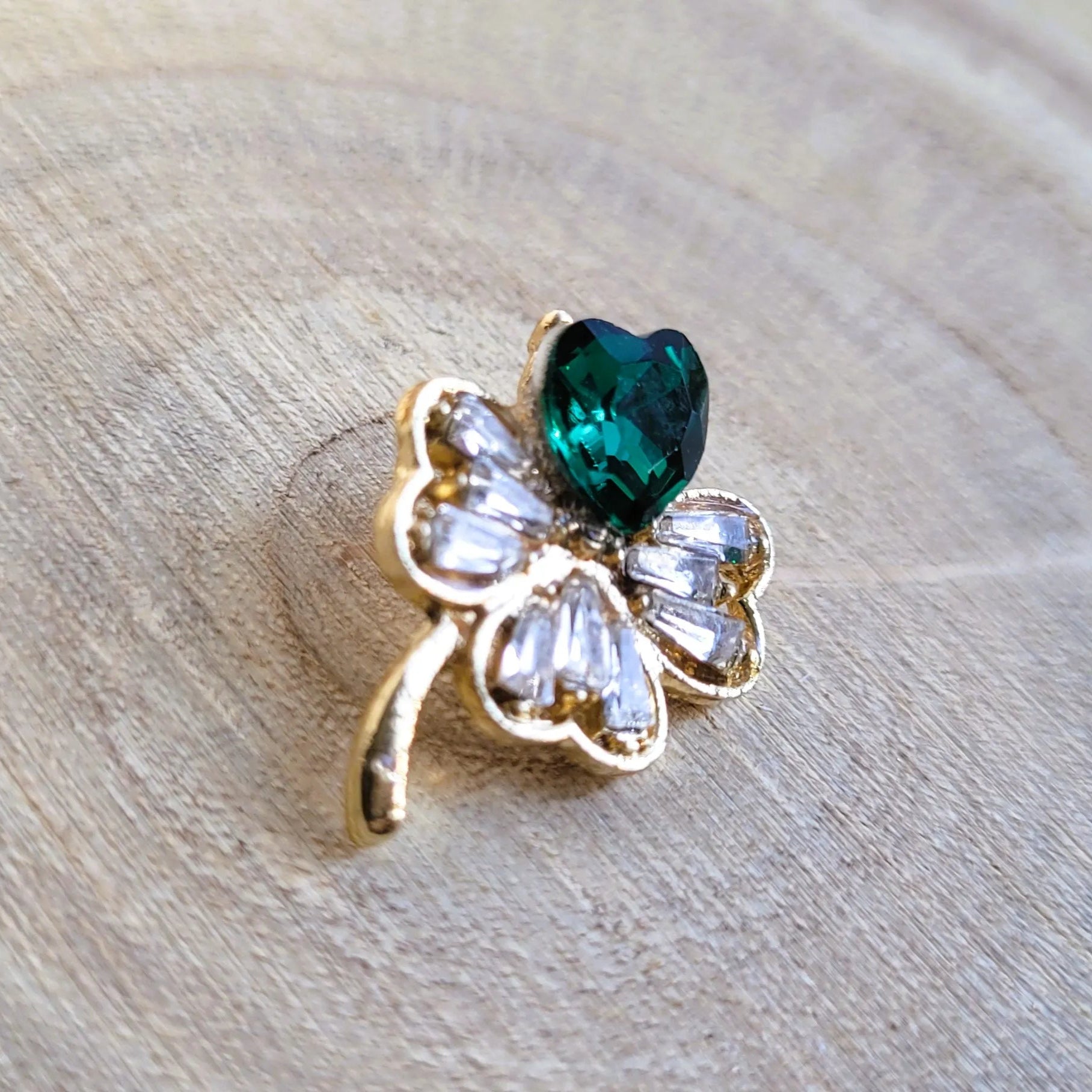 broche dorée Sérélis d’un petit trèfle porte-bonheur en strass de la collection de broches bijoux