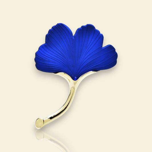 broche dorée Séréna, une broche pour vêtements à la fleur bleu intense