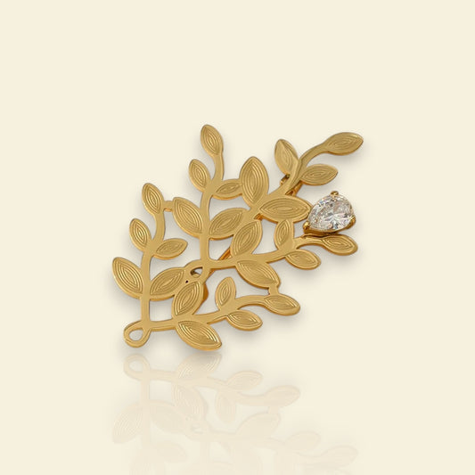 broche dorée Sévéa, une broche au feuillage texturé pour vêtement de femme