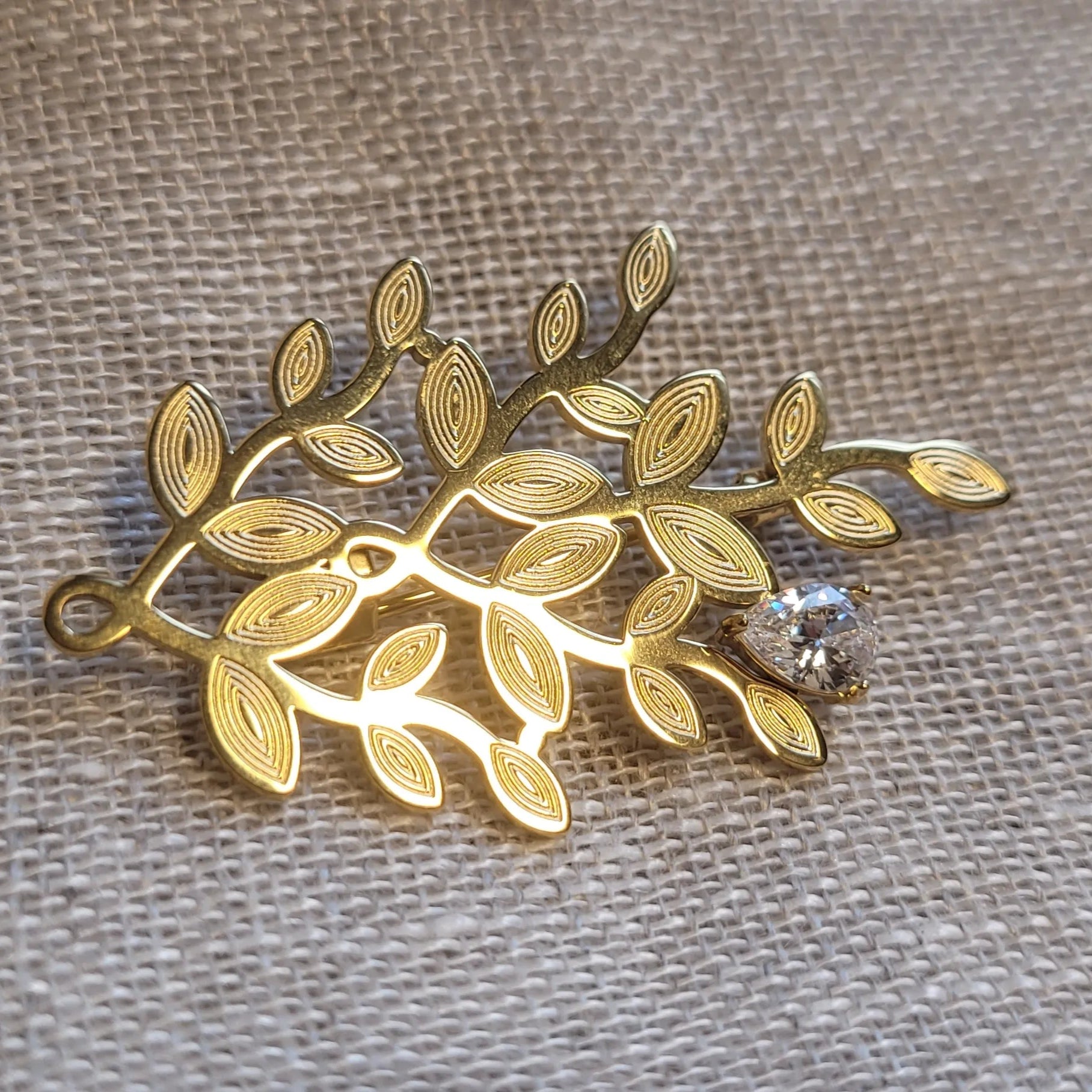 broche dorée Sévéa, une broche en acier inoxydable pour vêtement de femme
