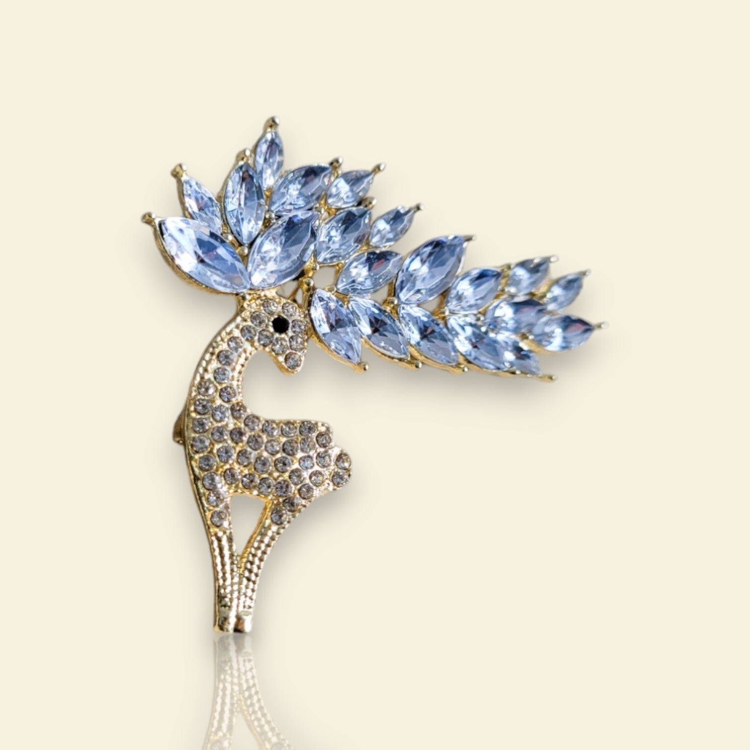 broche dorée Sika, une broche d’un cerf aux élégantes ramifications en strass pour vêtement de femme