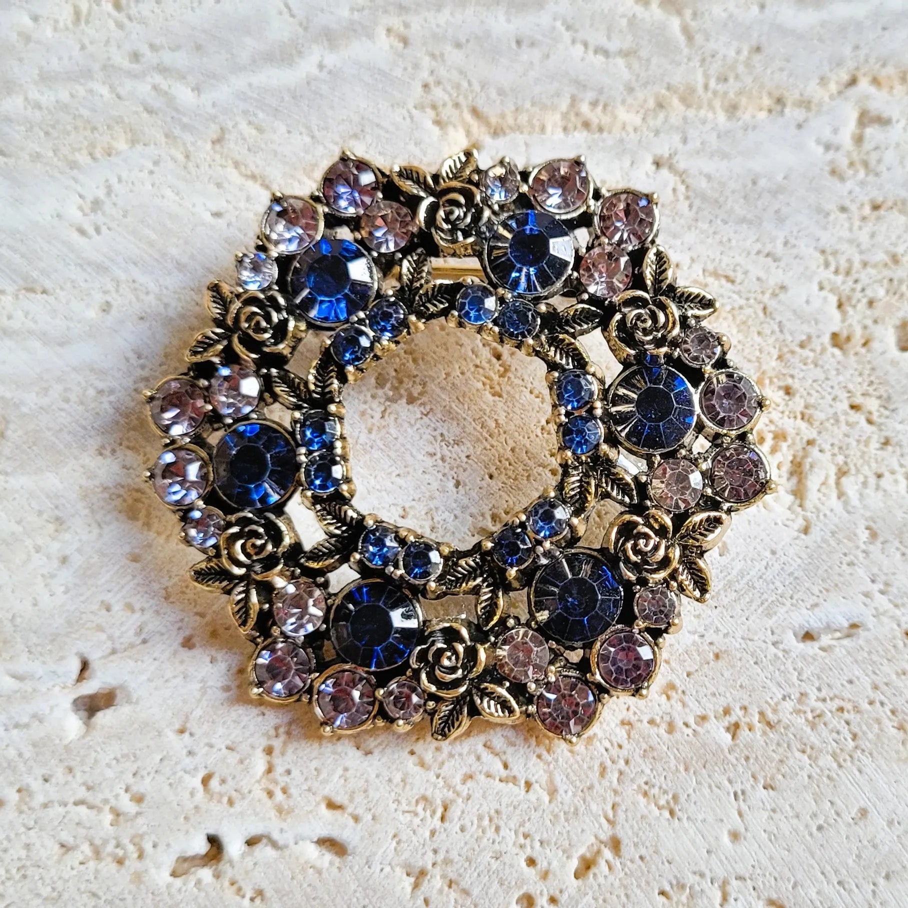 broche dorée Souveraine, un bijou moderne en forme de couronne de roses et de feuillage en strass