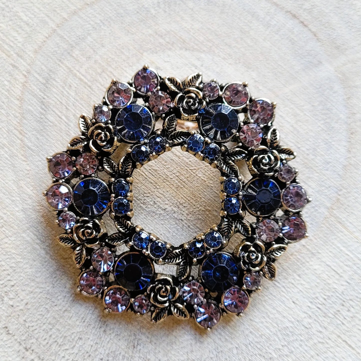 Broche dorée Souveraine, couronne luxe strass