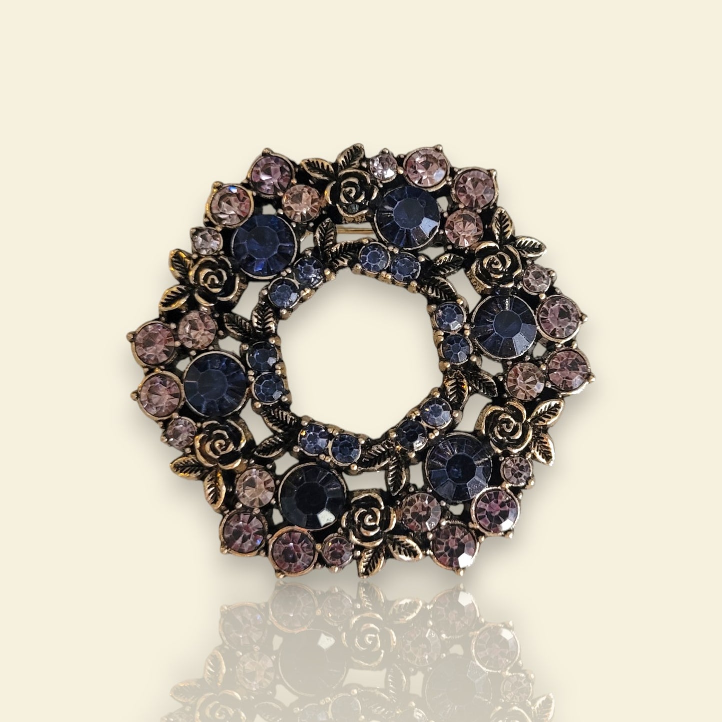 broche dorée Souveraine en couronne de roses et de feuillage en strass de la collection de broches bijoux