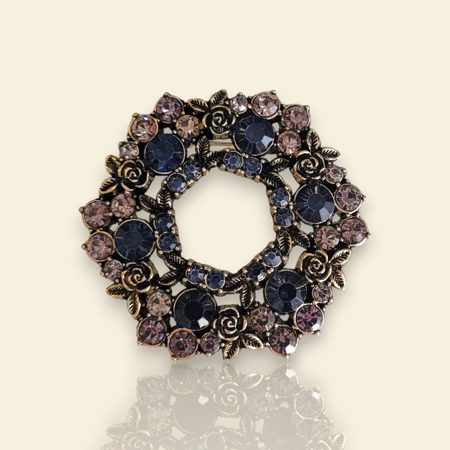 broche dorée Souveraine en couronne de roses et de feuillage en strass de la collection de broches bijoux