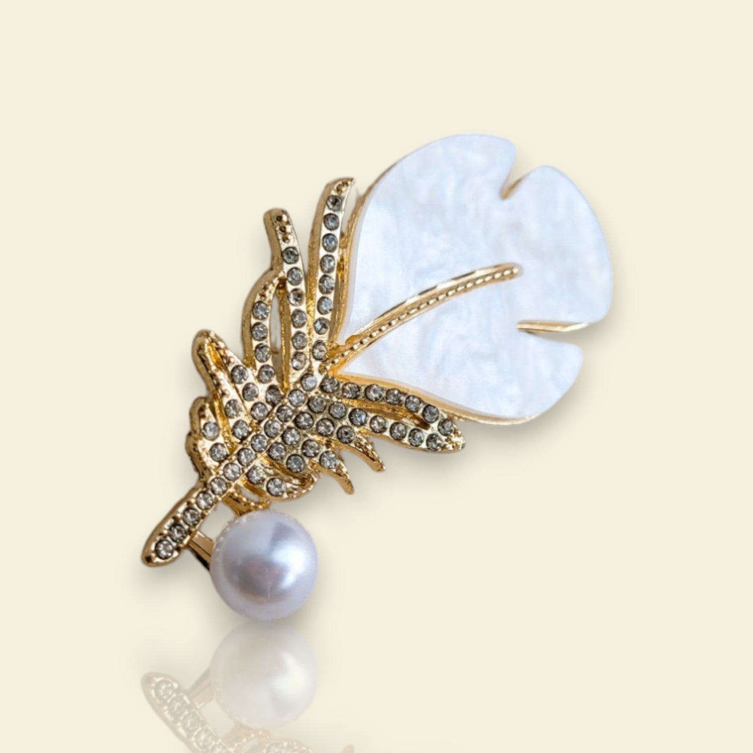 broche dorée Sweet, une broche d’une plume et de sa perle nacrée délicate pour vêtement de femme