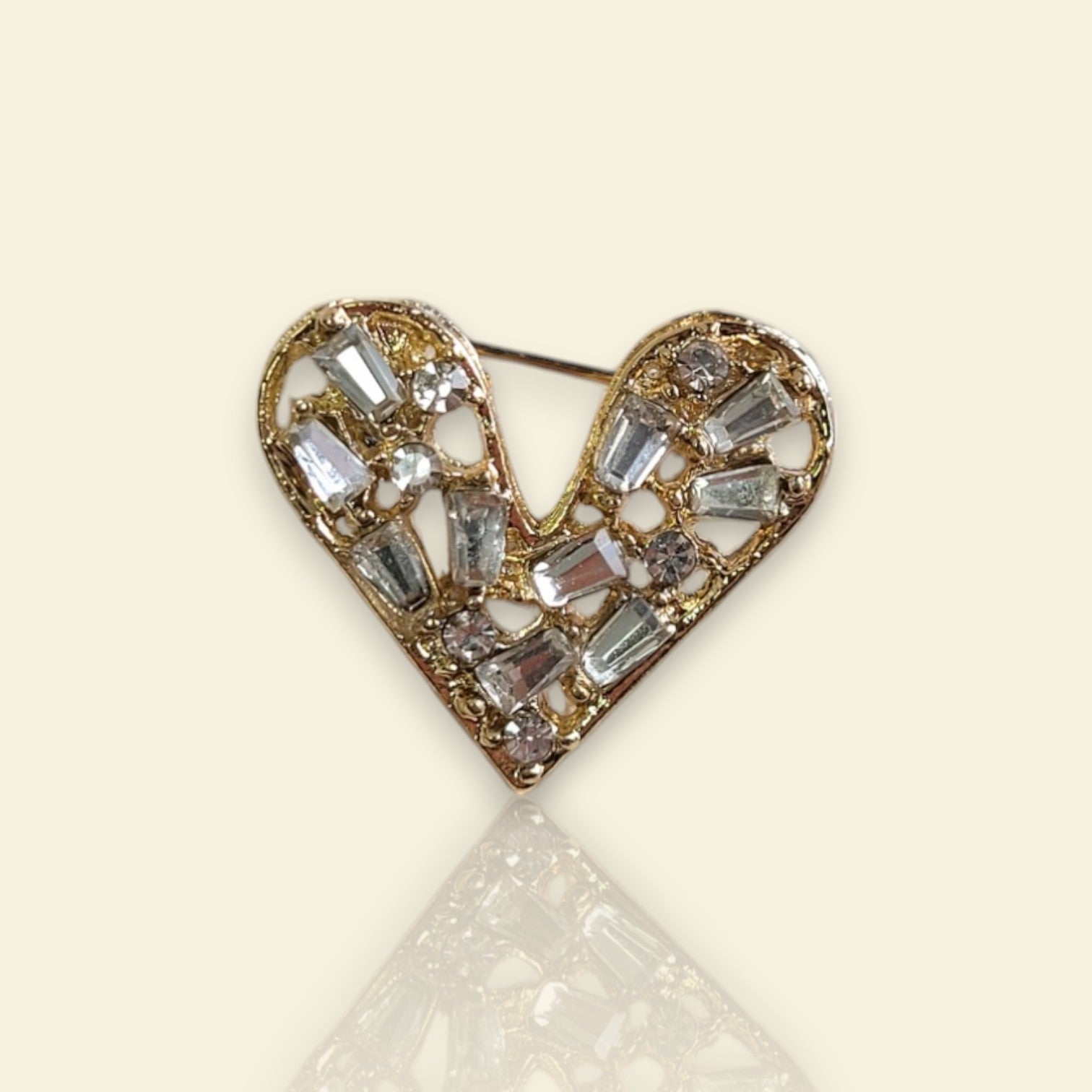 broche dorée Te quiero, une broche d’un petit cœur fait de barrettes de strass pour femme chic