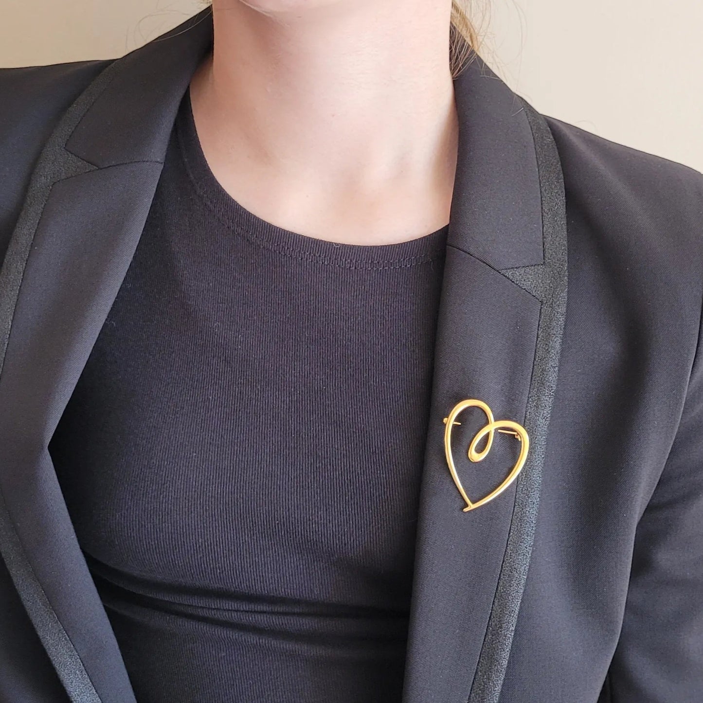 broche dorée Tendress, un bijou moderne d’un cœur à la ligne épurée