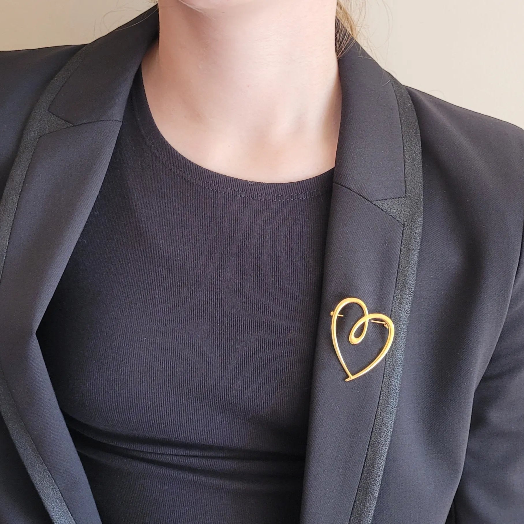 broche dorée Tendress, un bijou moderne d’un cœur à la ligne épurée