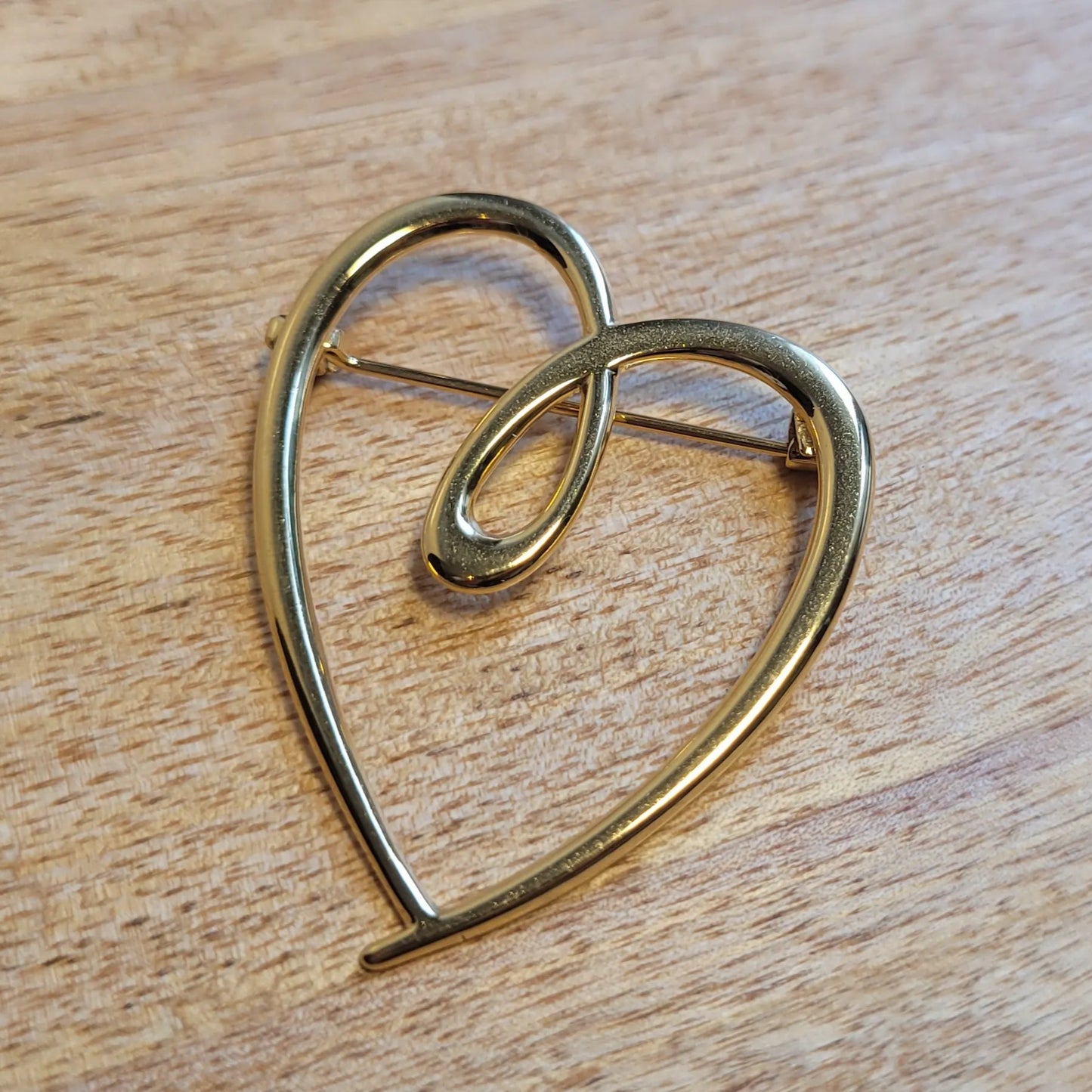 une broche dorée Tendress d’un cœur à la ligne épurée pour sublimer un petit haut