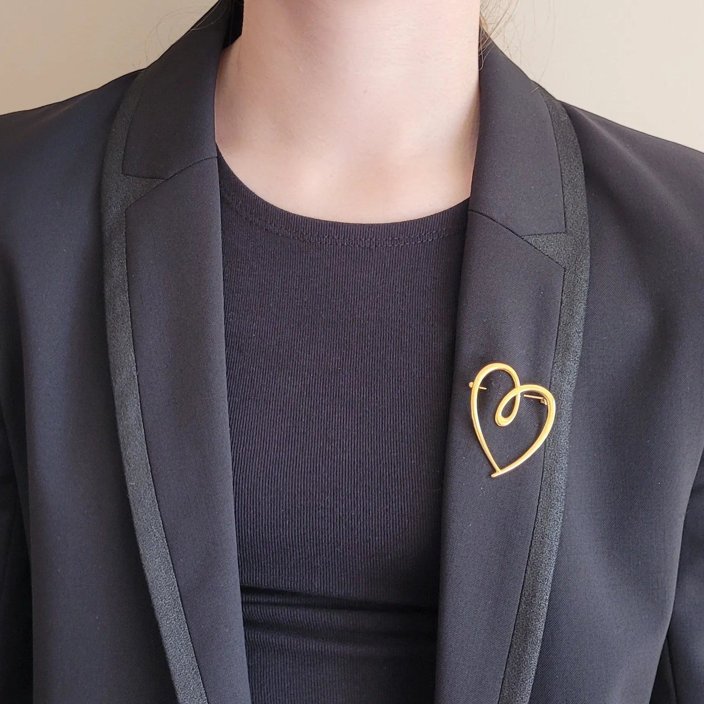 une broche dorée Tendress en acier inoxydable pour sublimer un petit haut