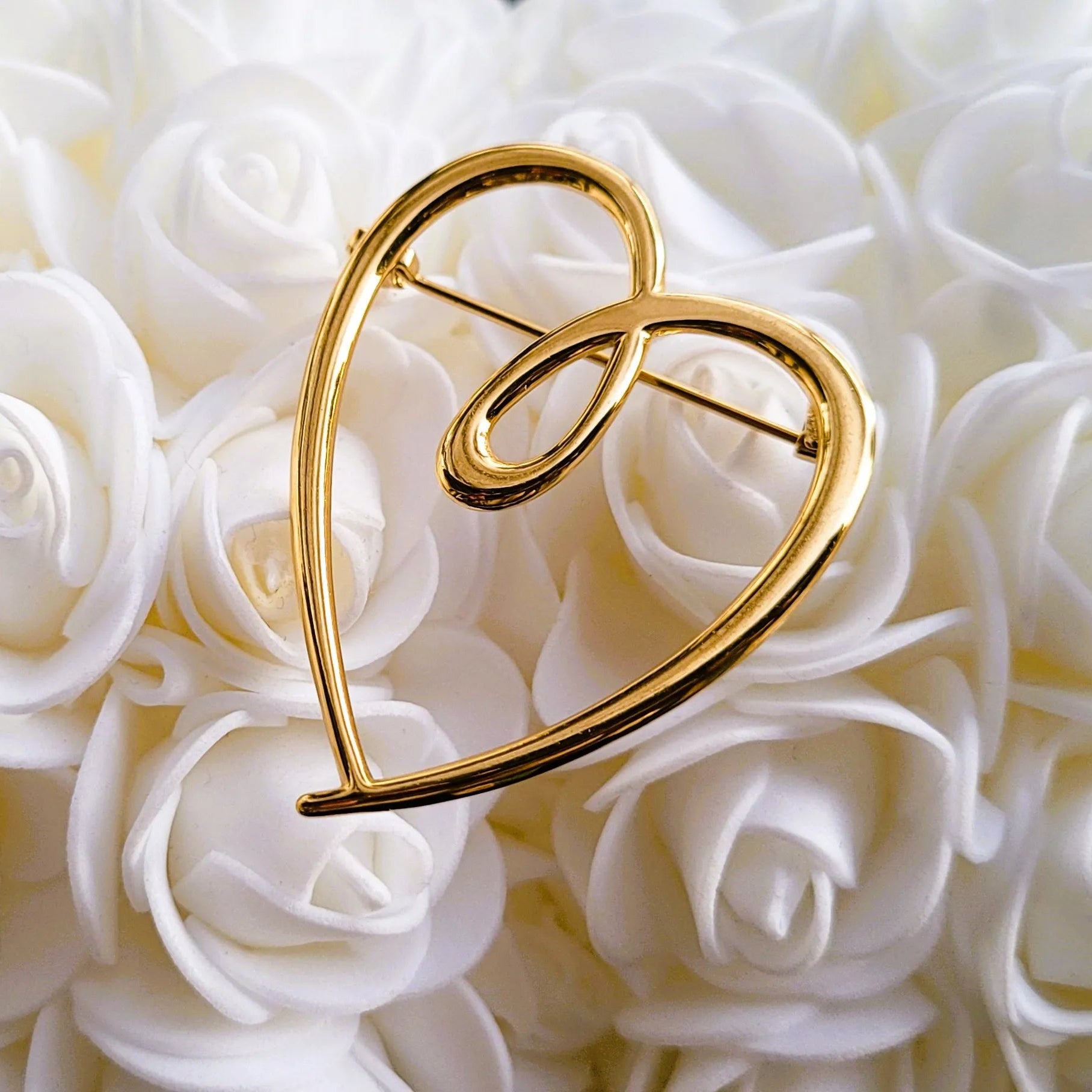 broche dorée Tendress, une broche d’un cœur à la ligne épurée pour vêtement