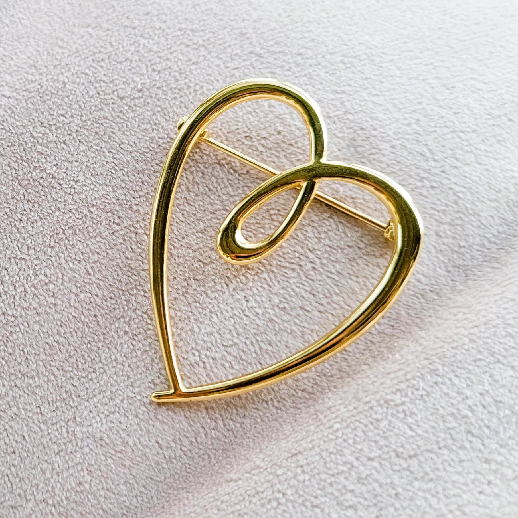 broche dorée Tendress, une broche en acier inoxydable pour vêtement de femme