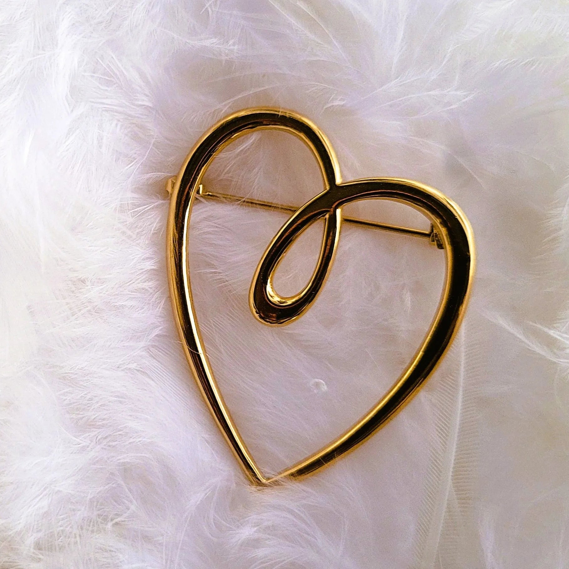 broche dorée Tendress d’un cœur à la ligne épurée de la collection de broches bijoux