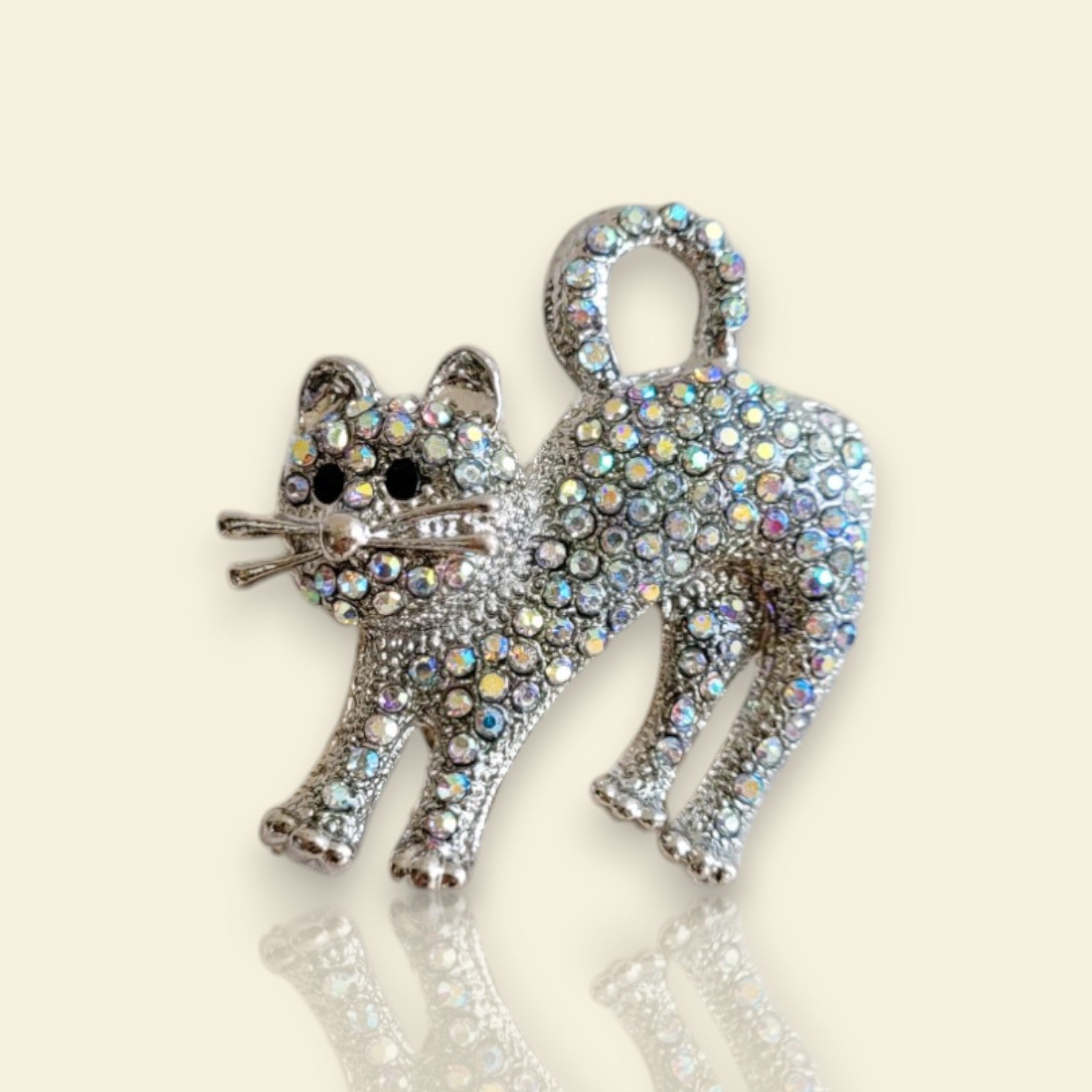 broche dorée Tomy, une broche d’un chat scintillant de strass pour femme