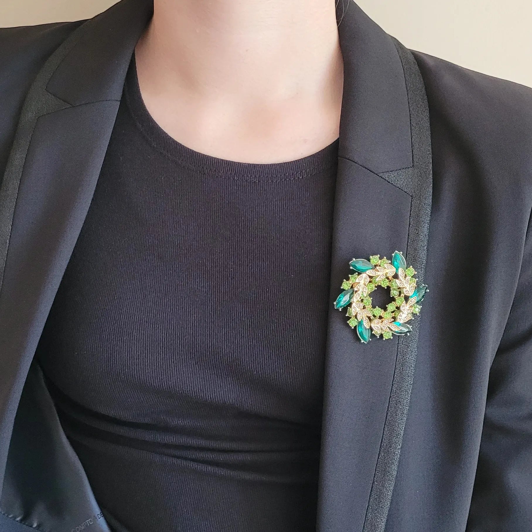 broche dorée Végétalia, une broche bijoux en forme de couronne de feuilles vert émeraude