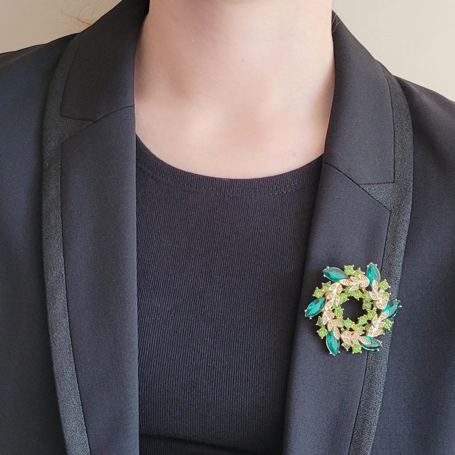 broche dorée Végétalia, une broche en forme de couronne de feuilles vert émeraude pour femme chic
