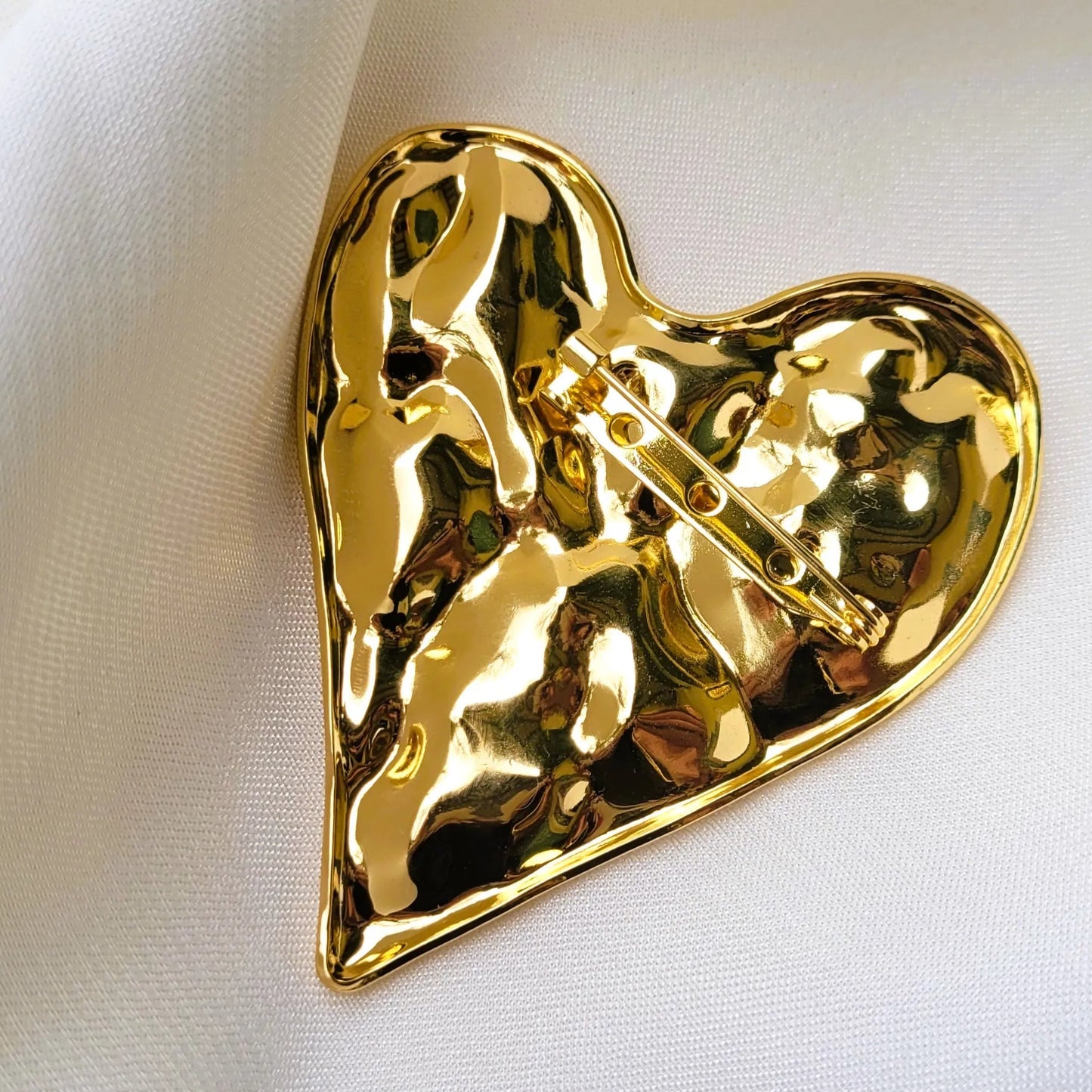 broche dorée Vénus, une grosse broche cœur pour vêtement