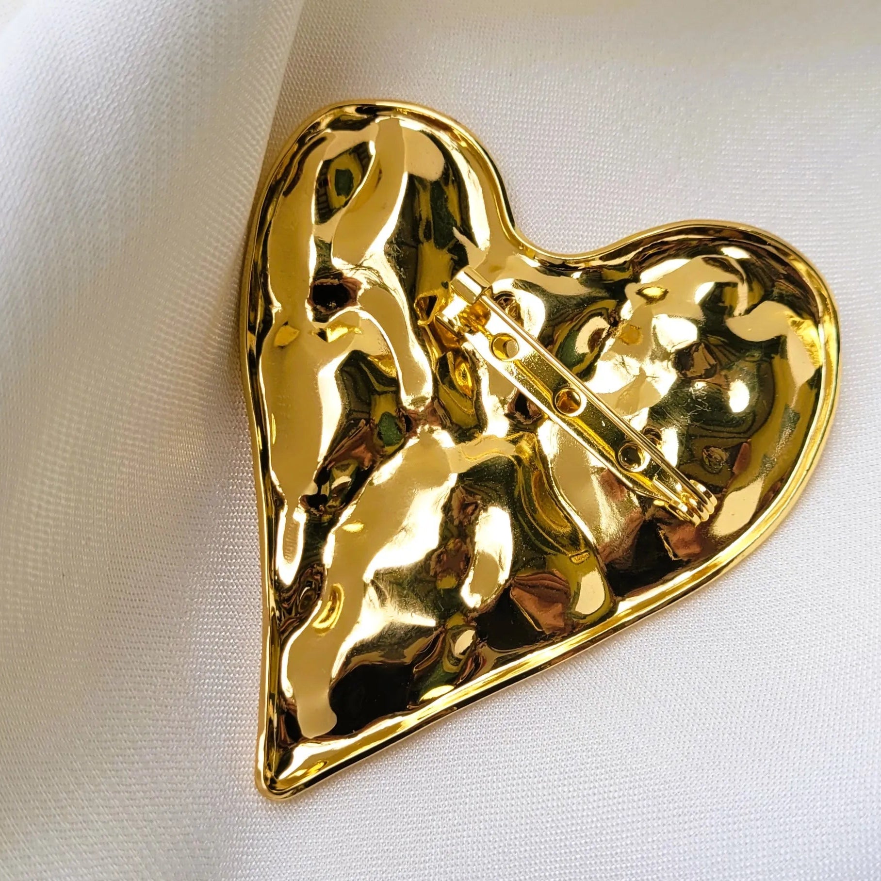 broche dorée Vénus, une grosse broche cœur pour vêtement