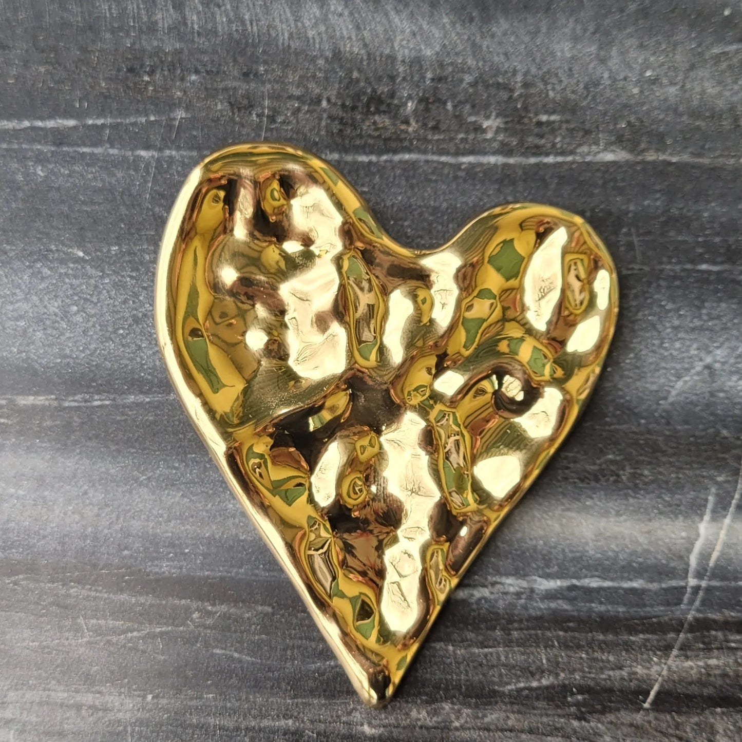 broche dorée Vénus, une broche cœur martelé pour vêtement 