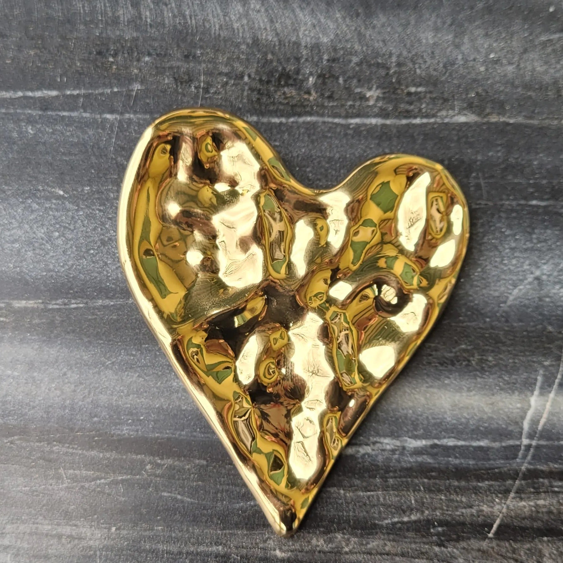 broche dorée Vénus, une broche cœur martelé pour vêtement 